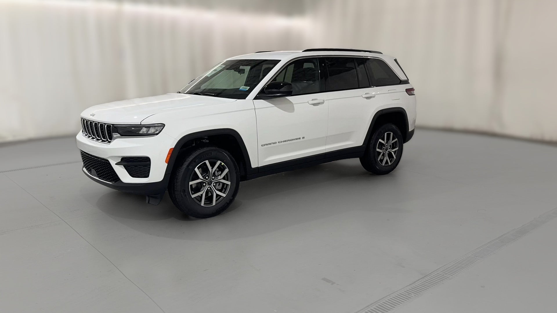 2027 Jeep Grand Cherokee vehicle photo