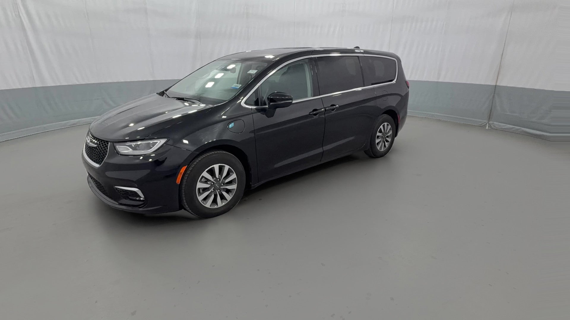 2023 Chrysler Pacifica Hybrid vehicle photo