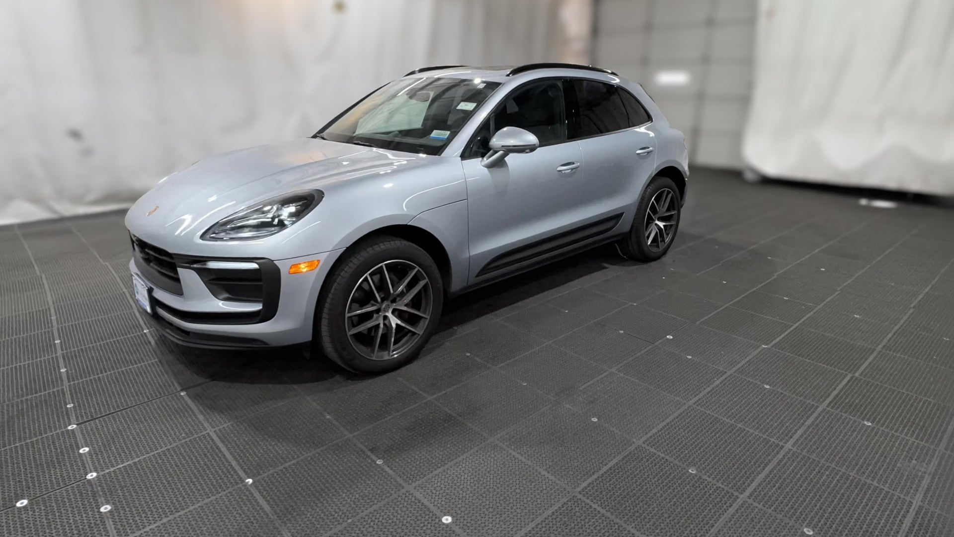 2023 Porsche Macan vehicle photo