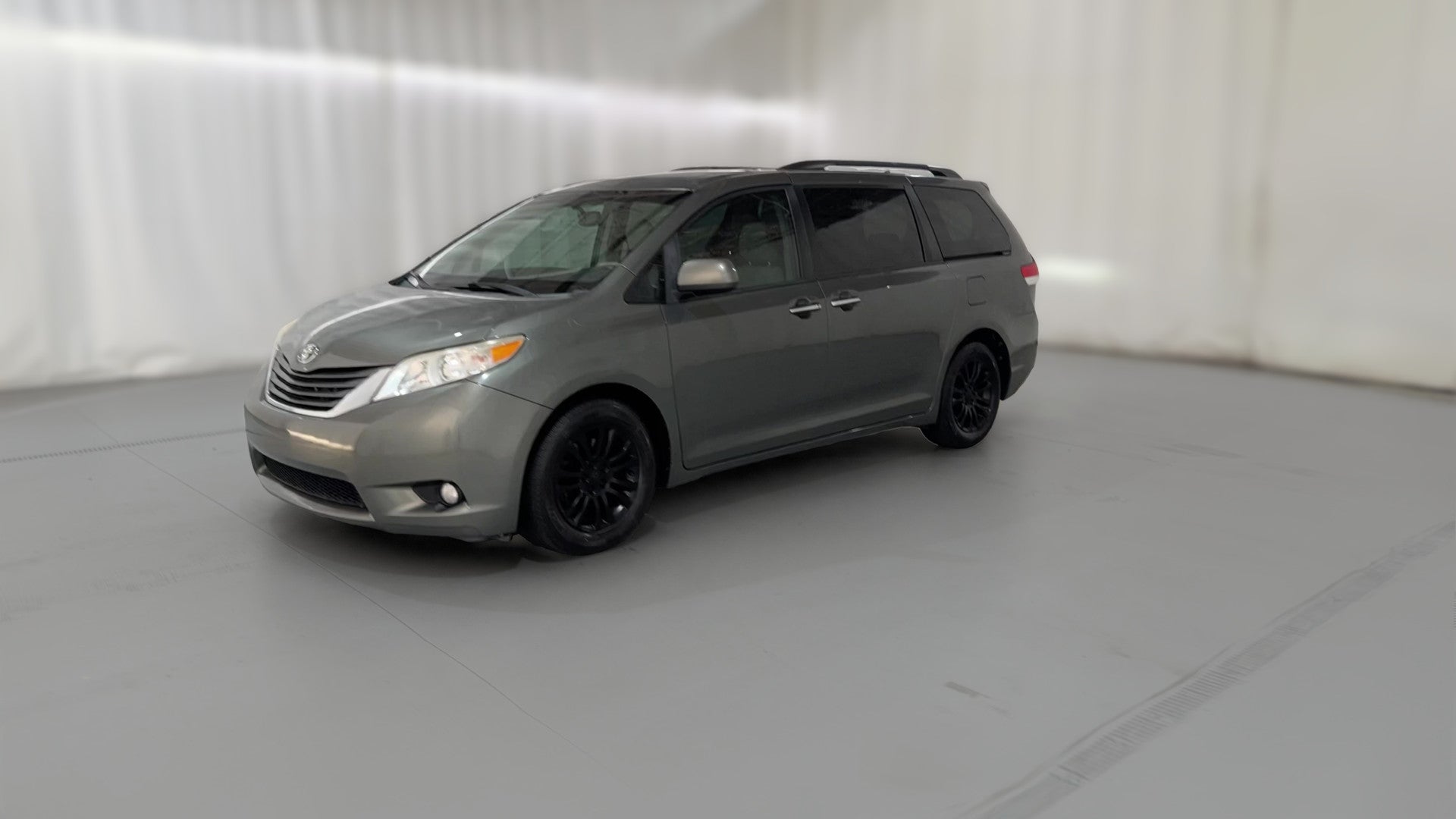 2014 Toyota Sienna vehicle photo