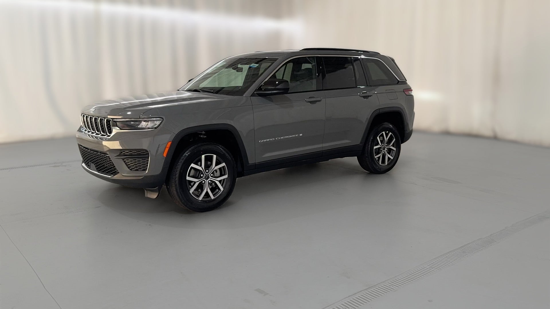 2027 Jeep Grand Cherokee vehicle photo