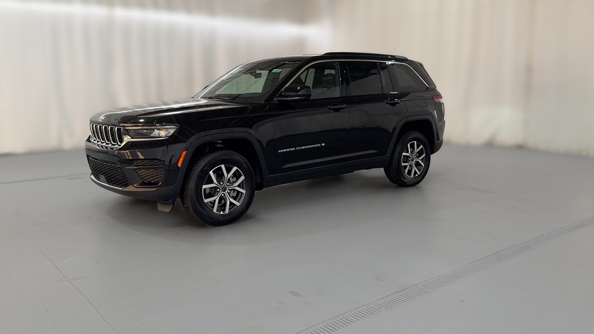 2027 Jeep Grand Cherokee vehicle photo