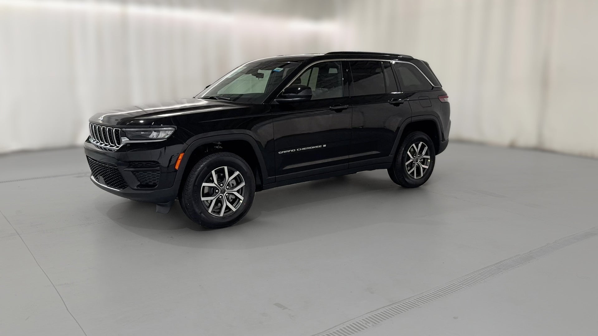 2027 Jeep Grand Cherokee vehicle photo