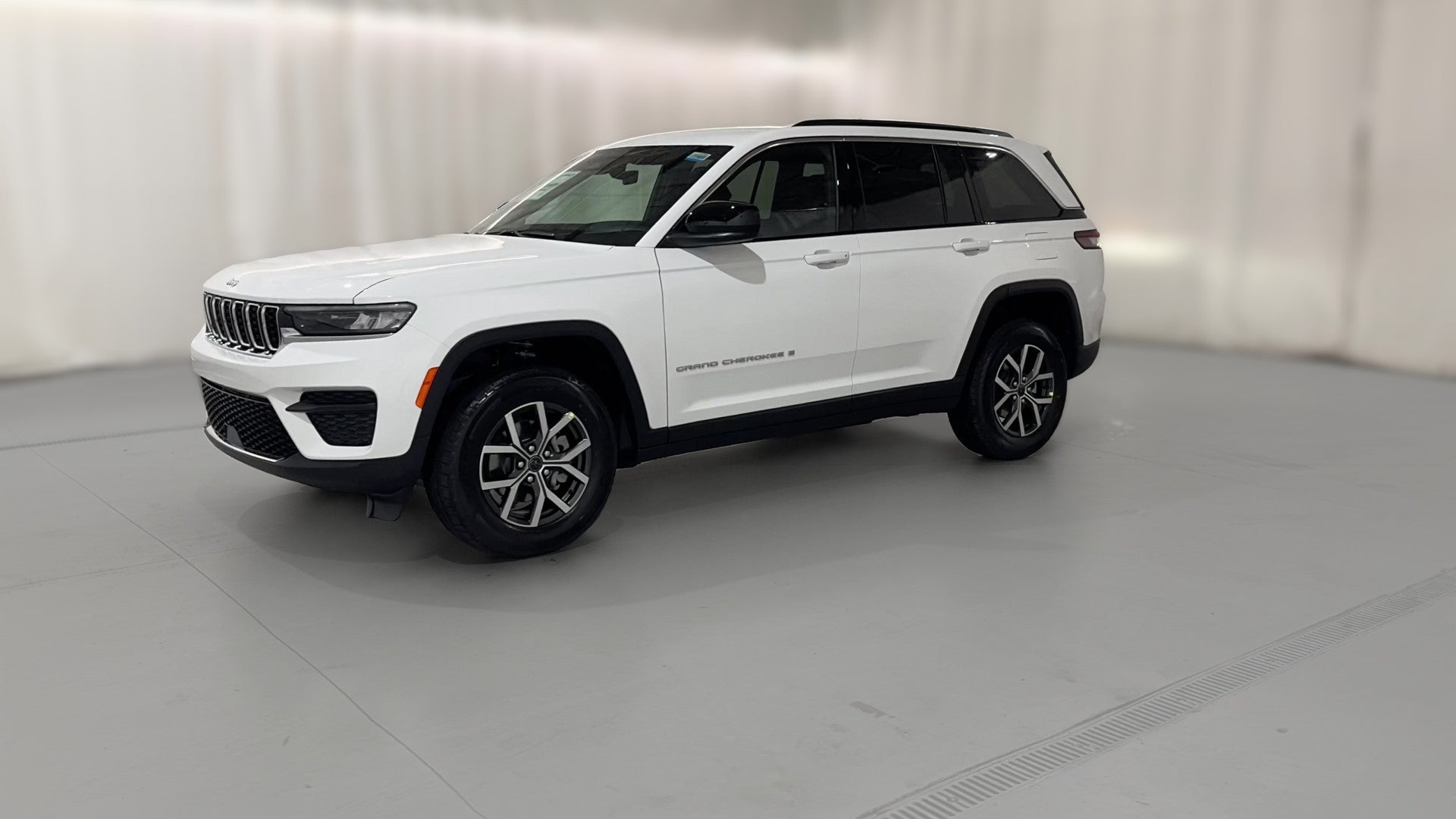 2027 Jeep Grand Cherokee vehicle photo