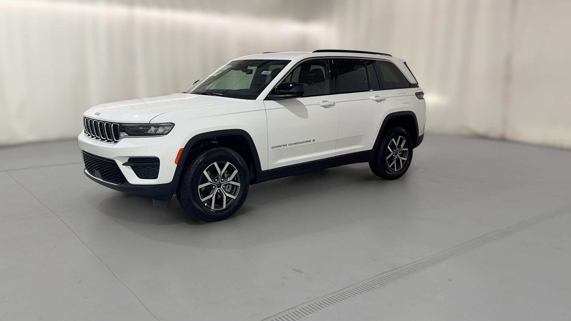 2027 Jeep Grand Cherokee vehicle photo