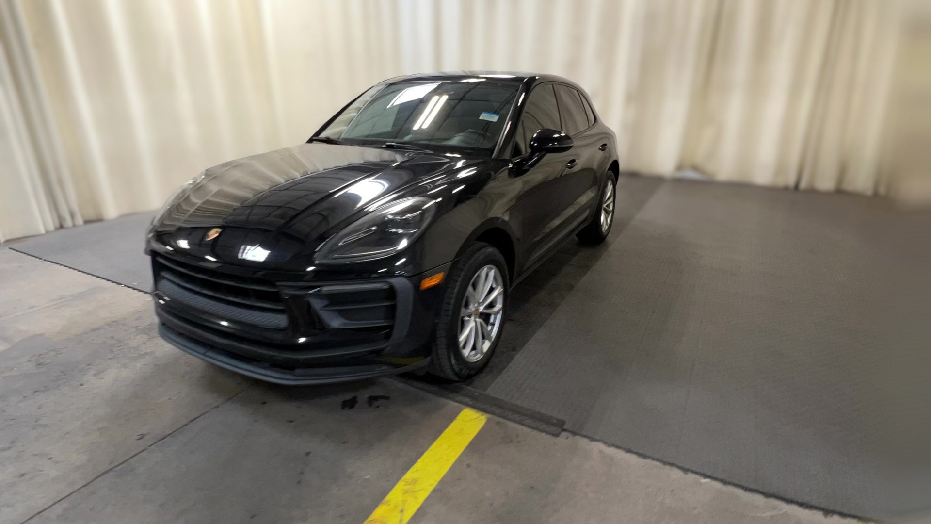 2022 Porsche Macan vehicle photo