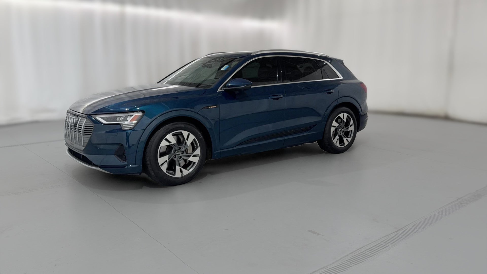 2022 Audi e-tron vehicle photo