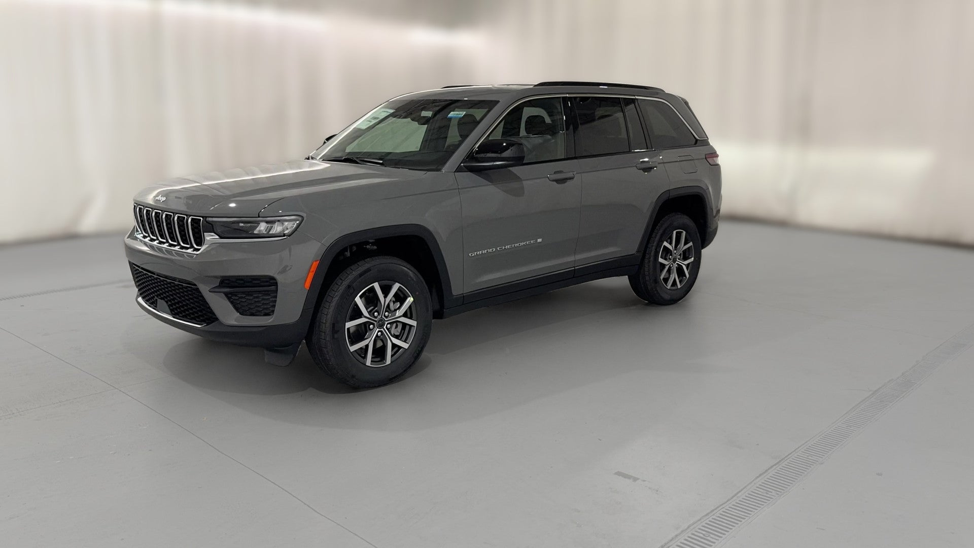 2027 Jeep Grand Cherokee vehicle photo