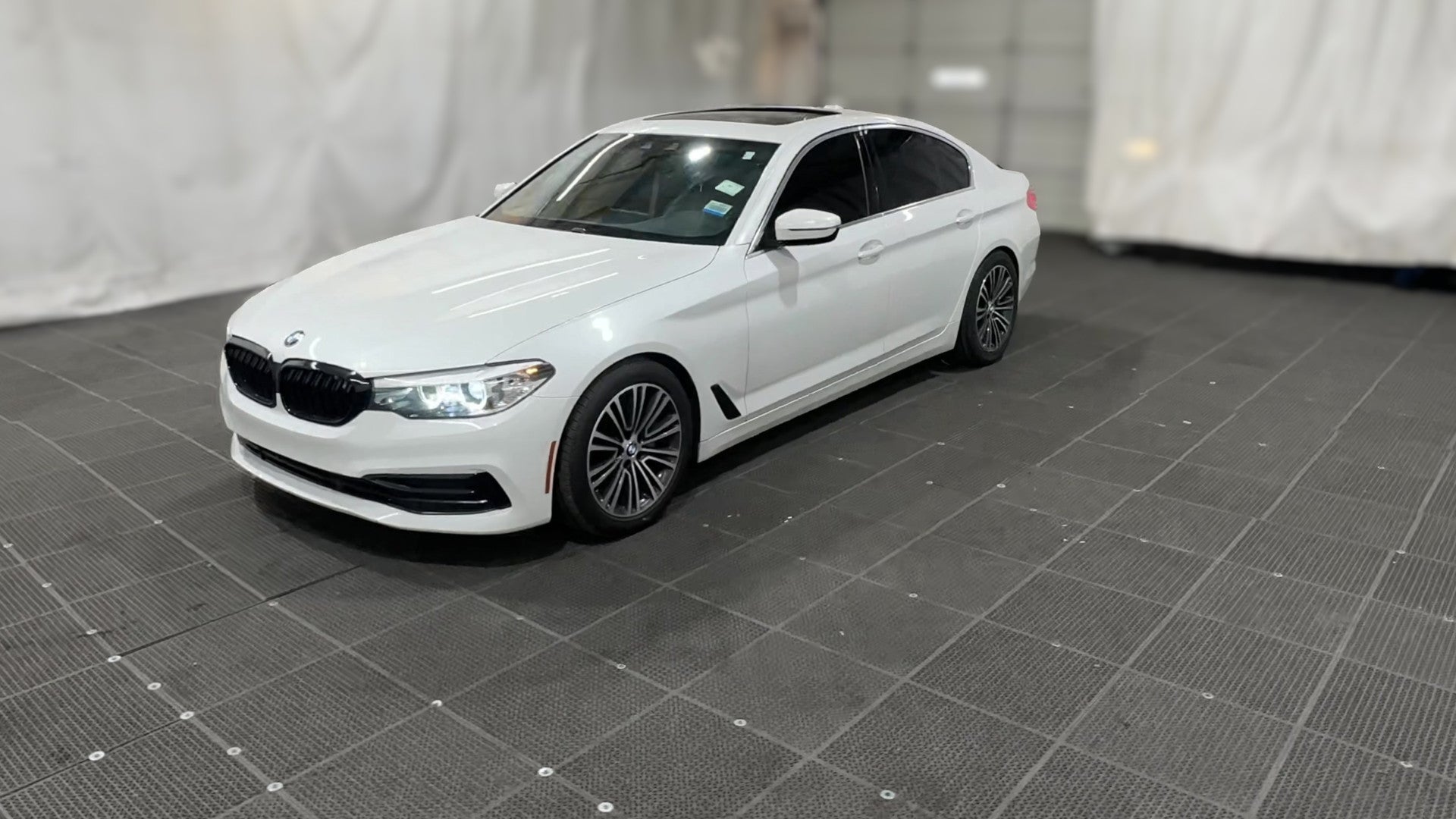 2019 BMW 5 Series vehicle photo