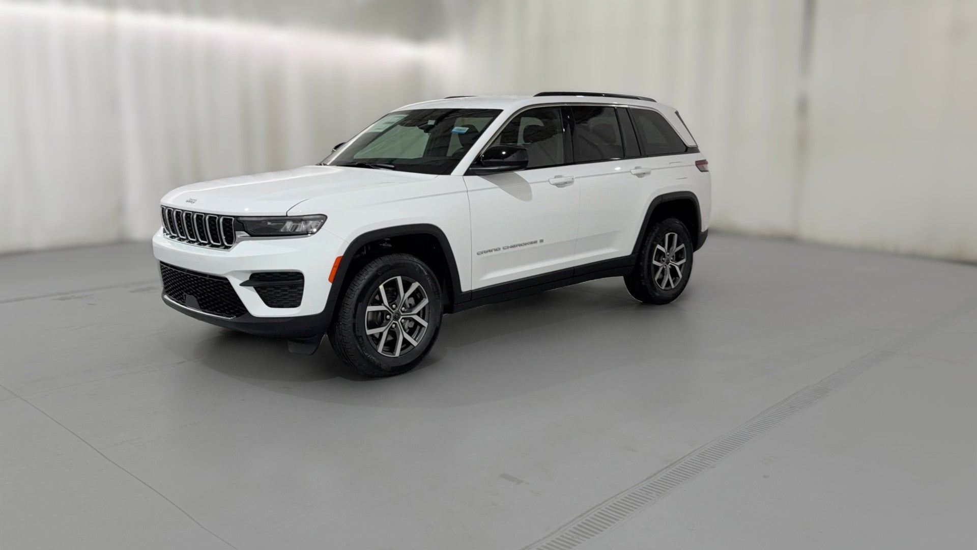 2027 Jeep Grand Cherokee vehicle photo
