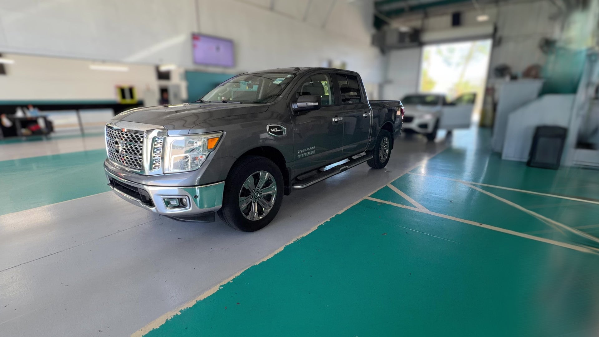 2017 Nissan Titan Crew Cab vehicle photo