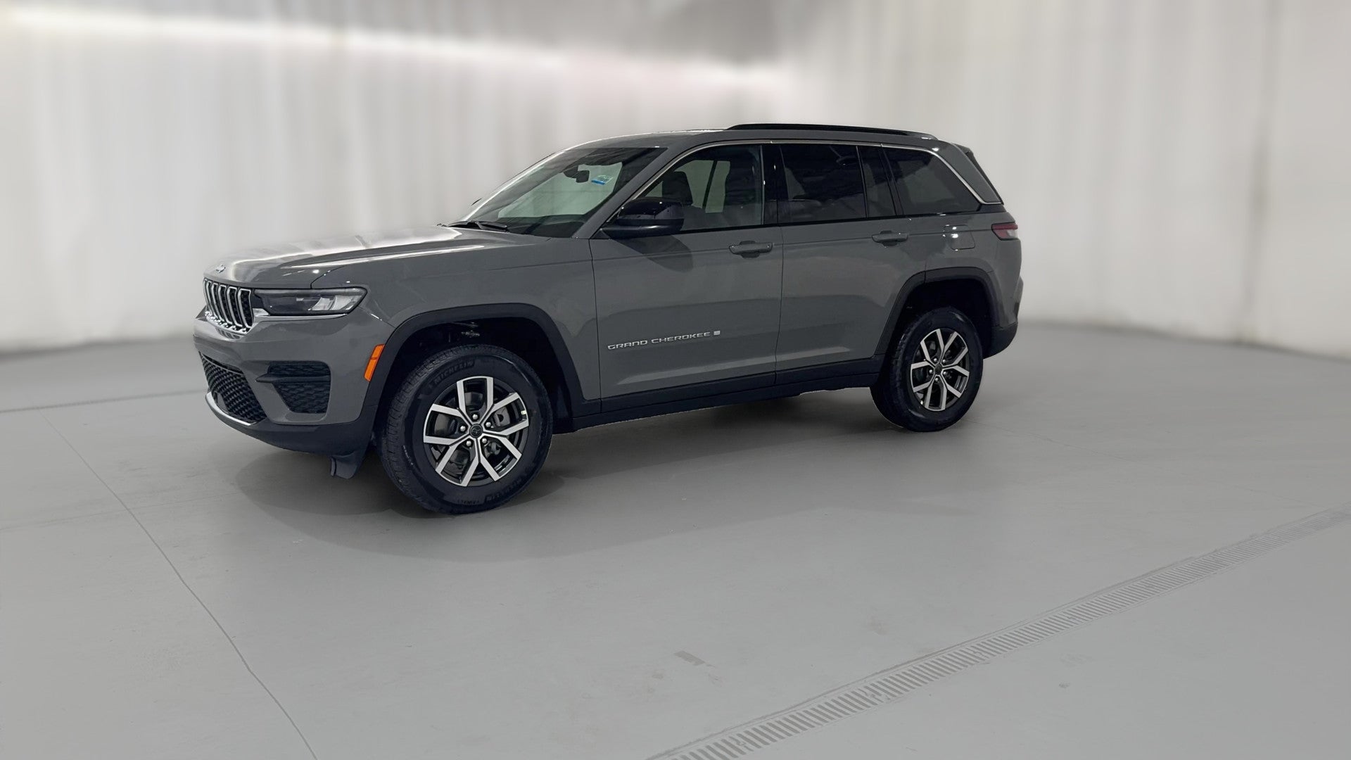 2027 Jeep Grand Cherokee vehicle photo