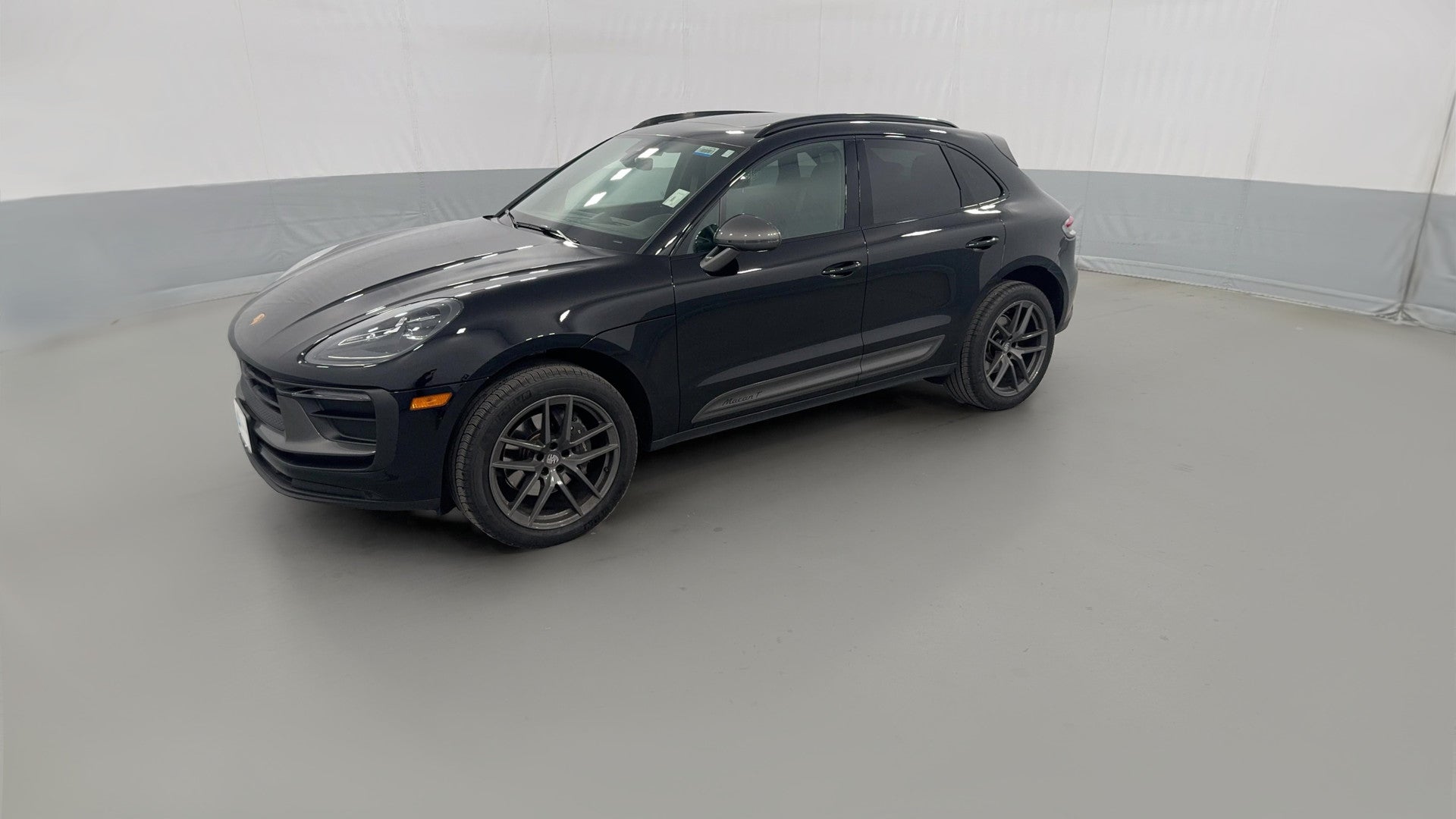 2024 Porsche Macan vehicle photo