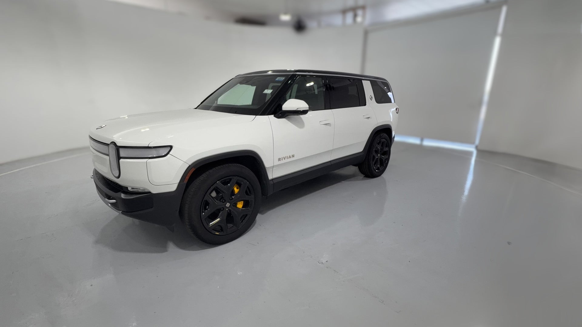 2023 Rivian R1S vehicle photo