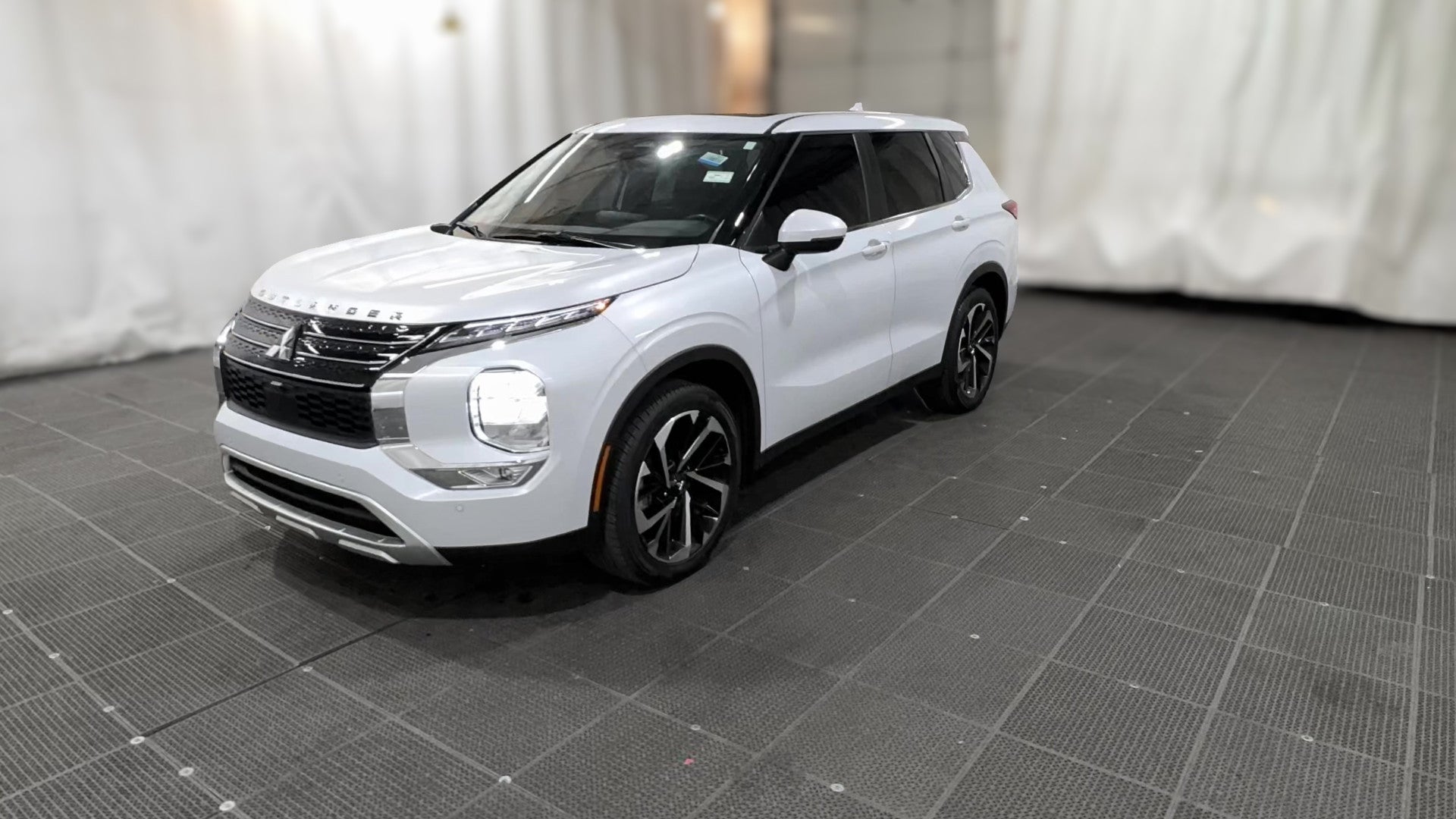 2024 Mitsubishi Outlander vehicle photo