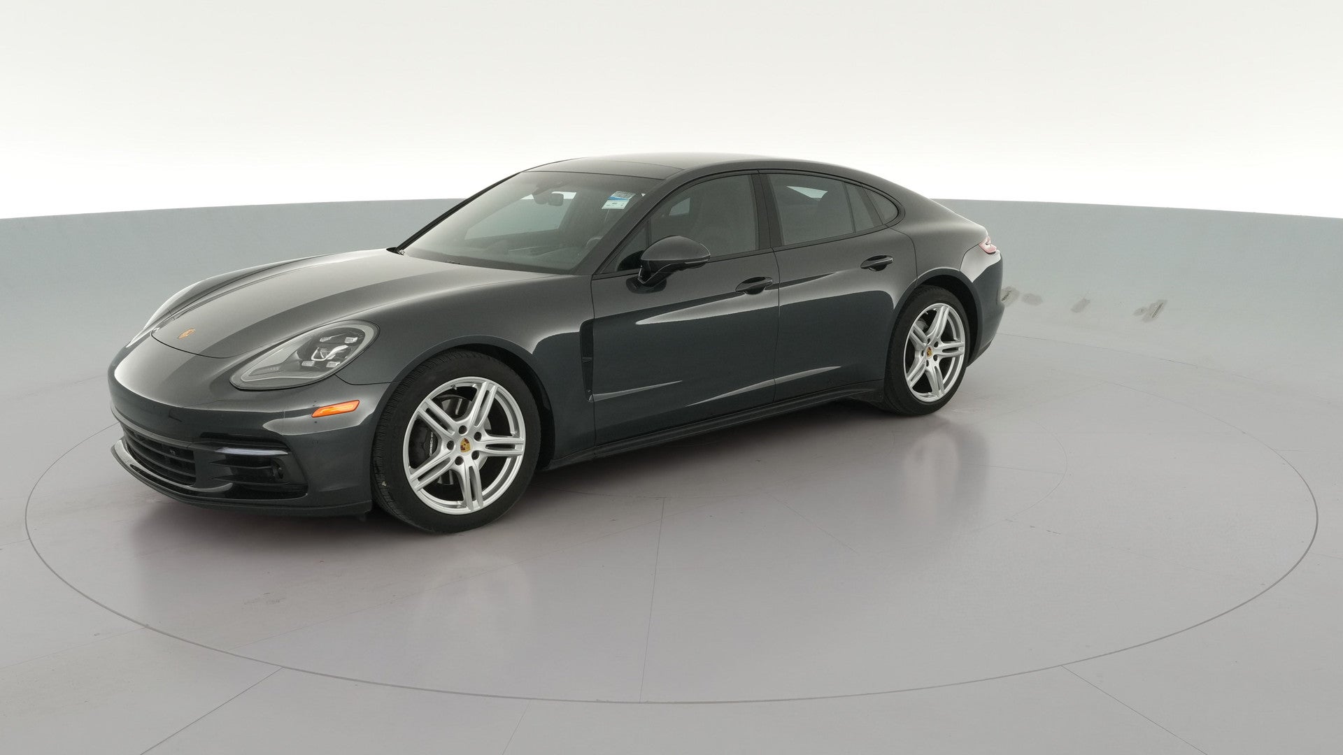 2018 Porsche Panamera vehicle photo