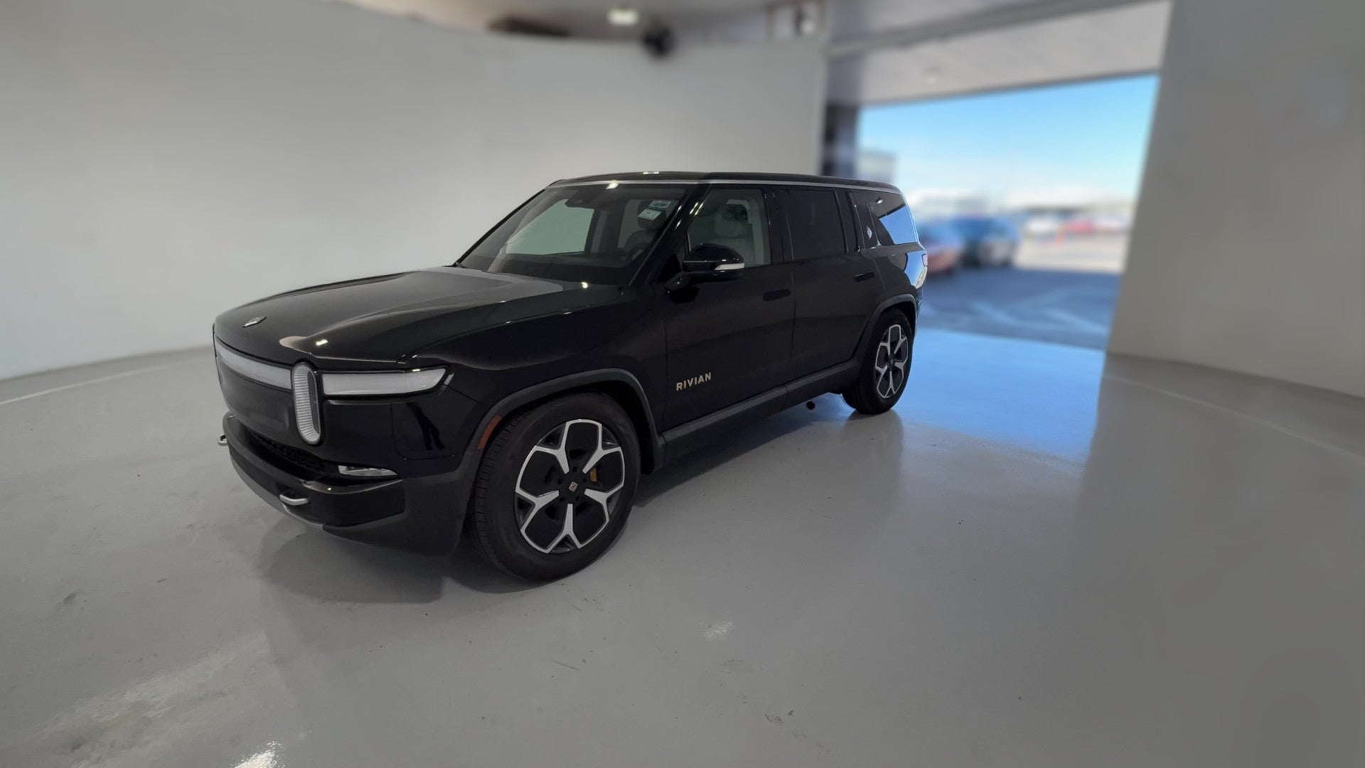 2023 Rivian R1S vehicle photo
