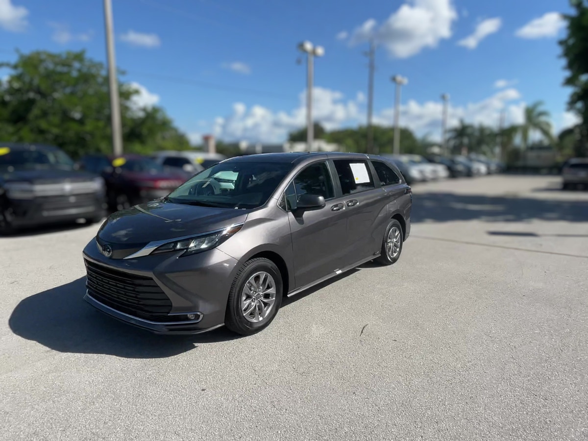 2022 Toyota Sienna | Carvana
