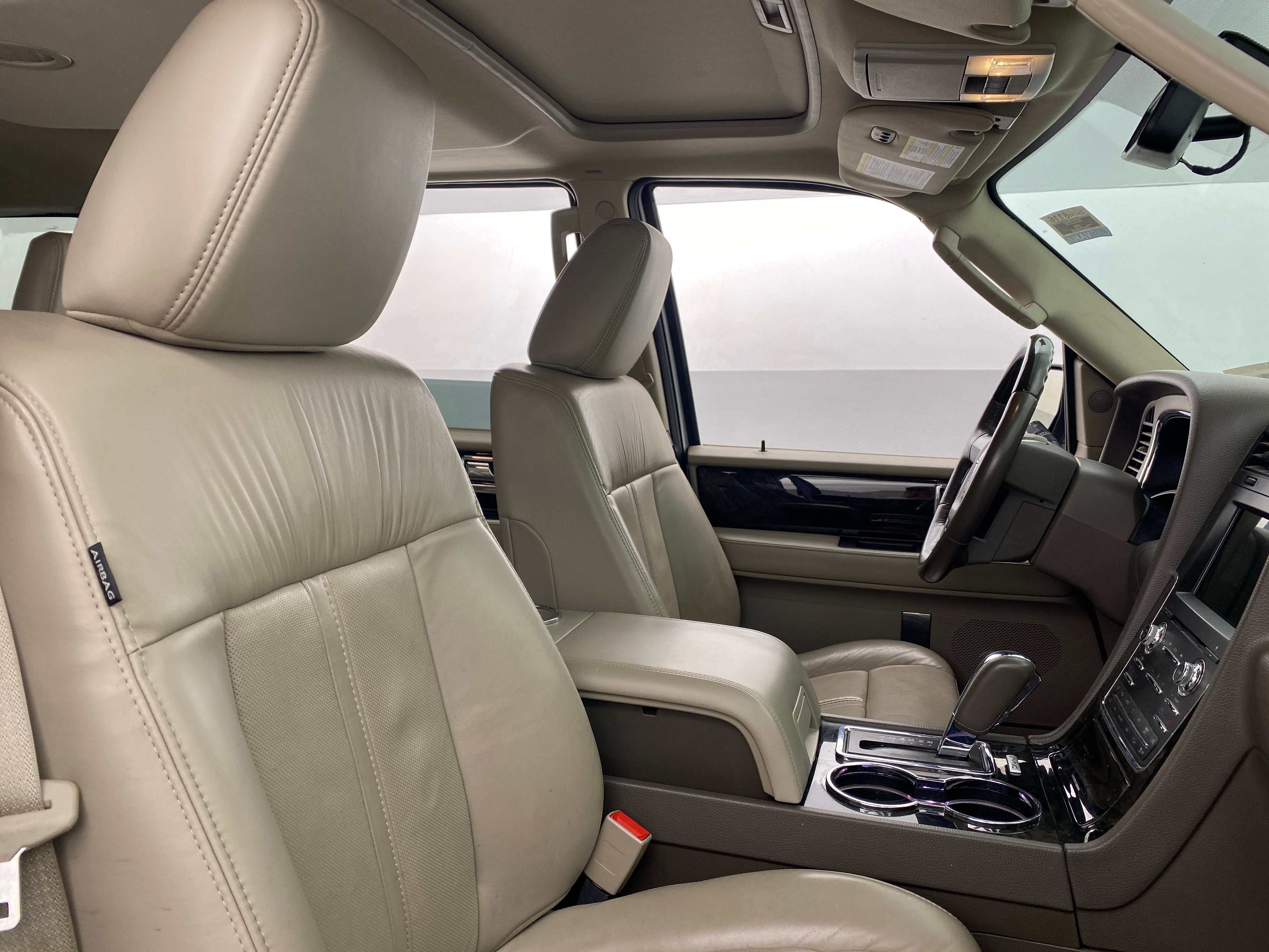 Gallery: 2016 Lincoln Navigator L 4X4 Reserve, image size:4032x3024