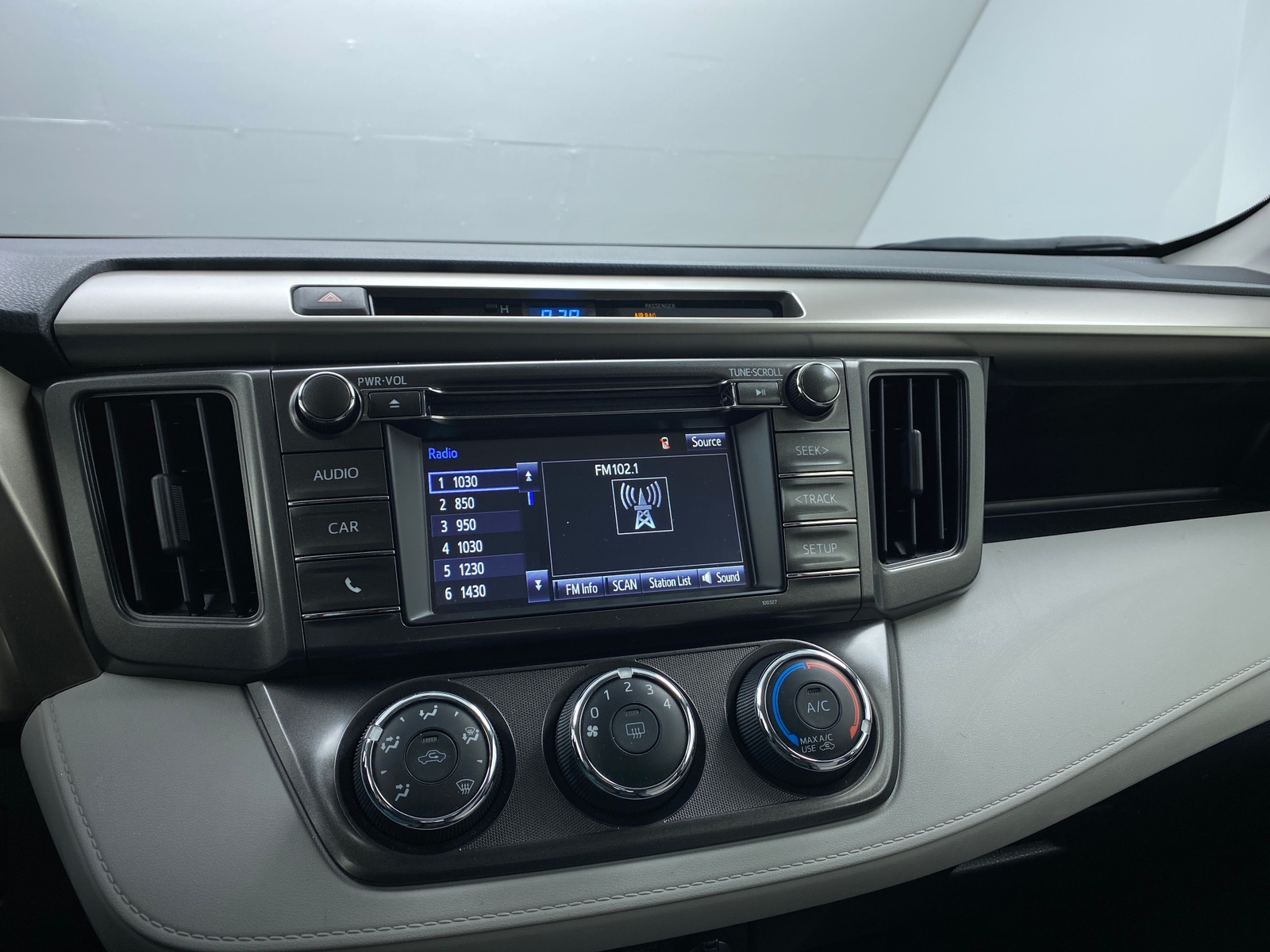 Thumbnail: 2015 Toyota RAV4 - 4