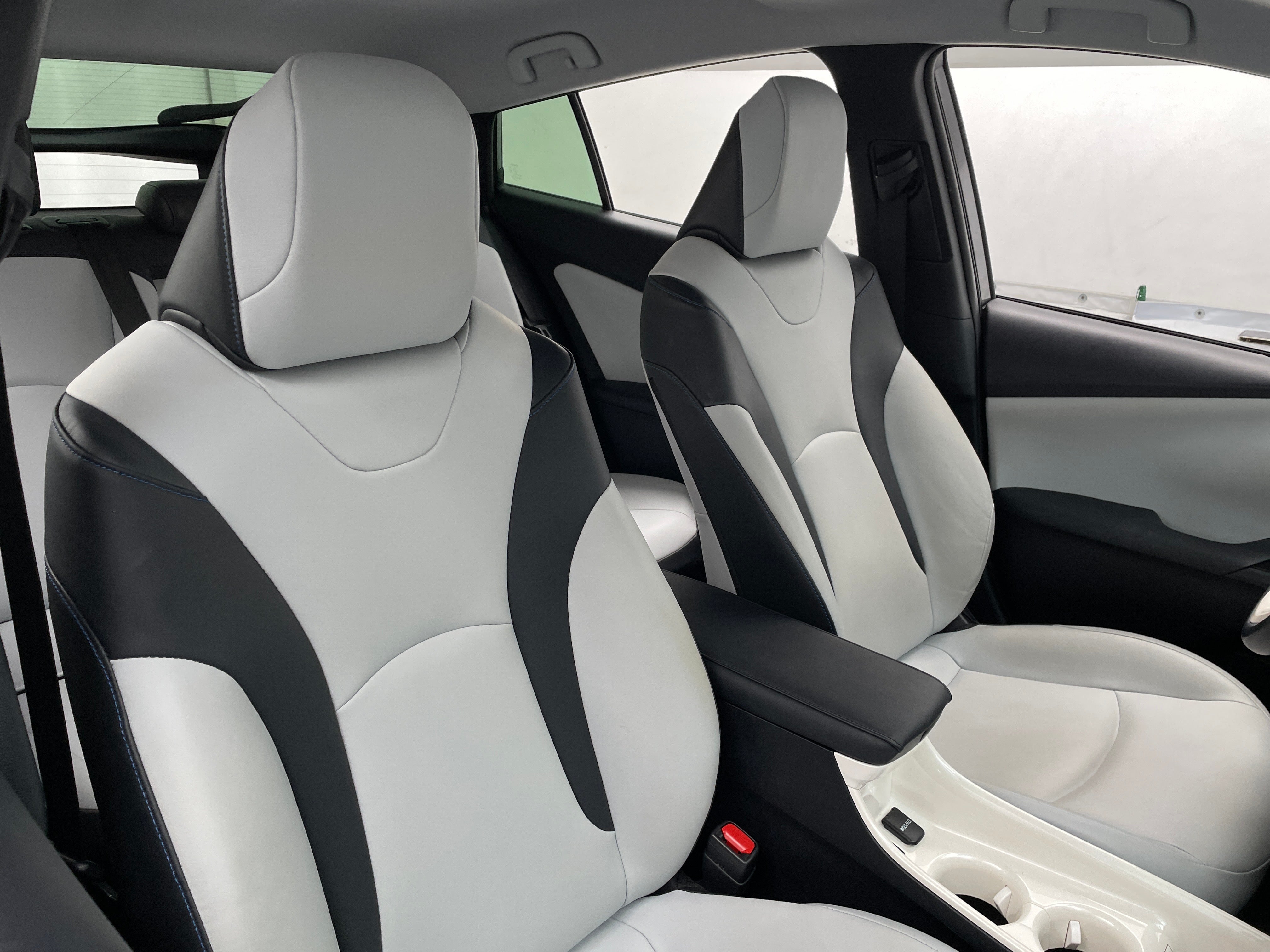 2018 Toyota Prius Four Touring 2