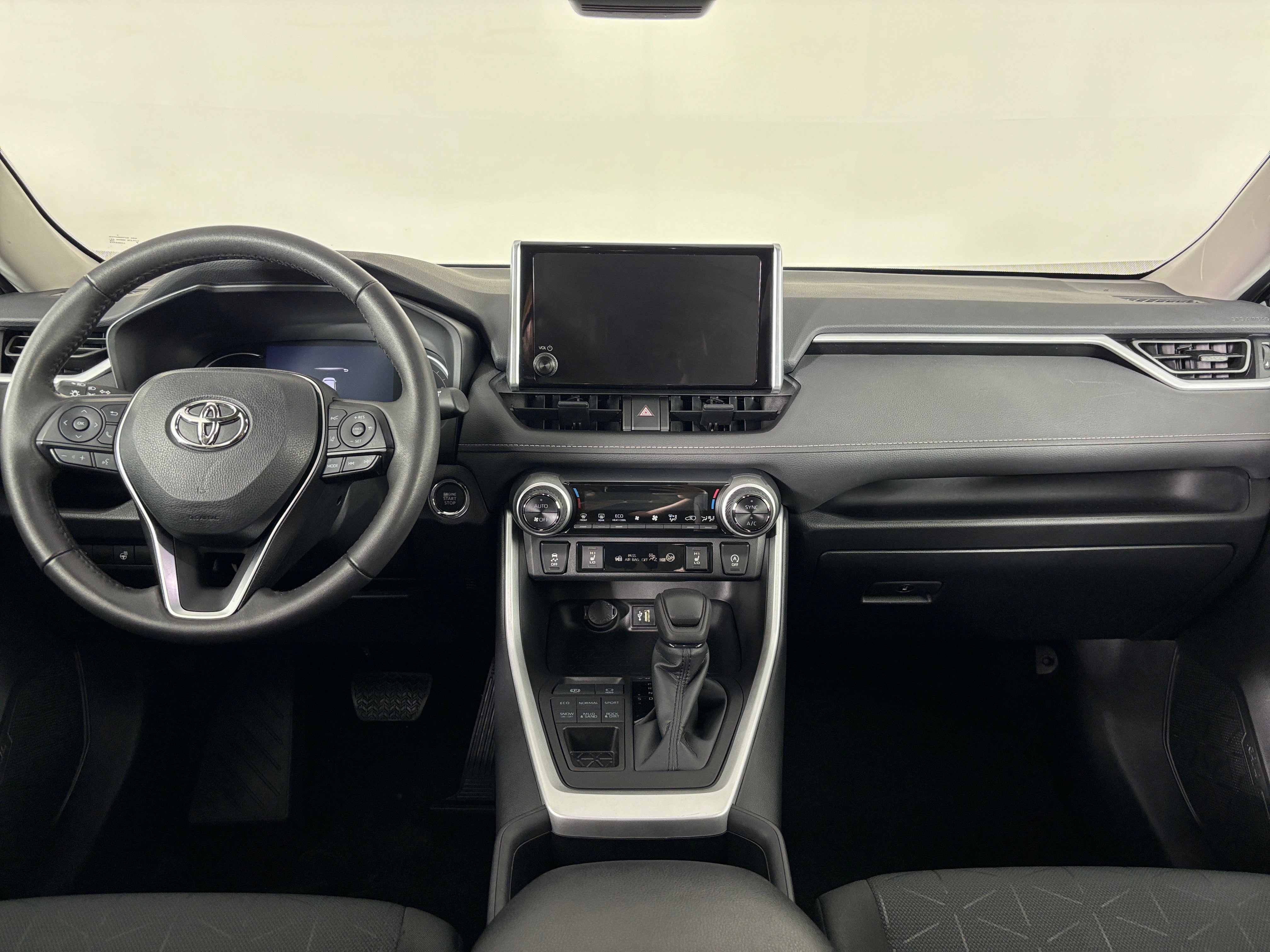 2023 Toyota RAV4 XLE 3