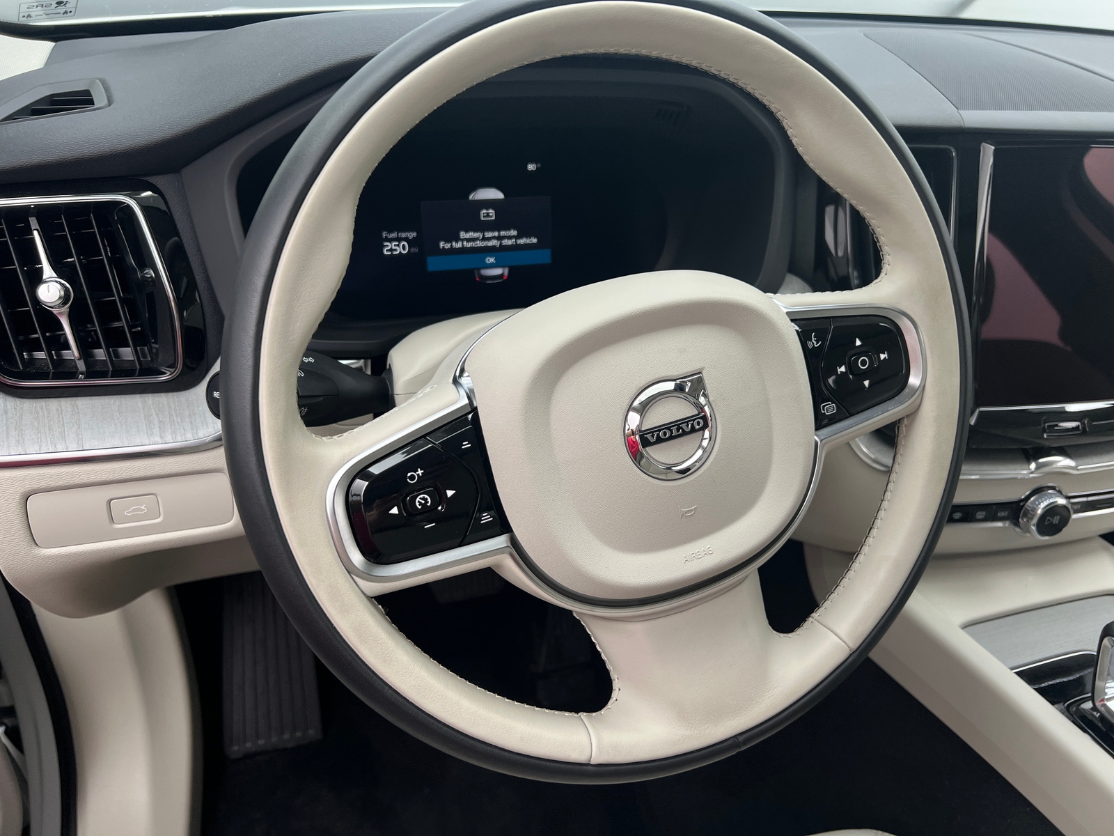 Thumbnail: 2025 Volvo XC60 - 4