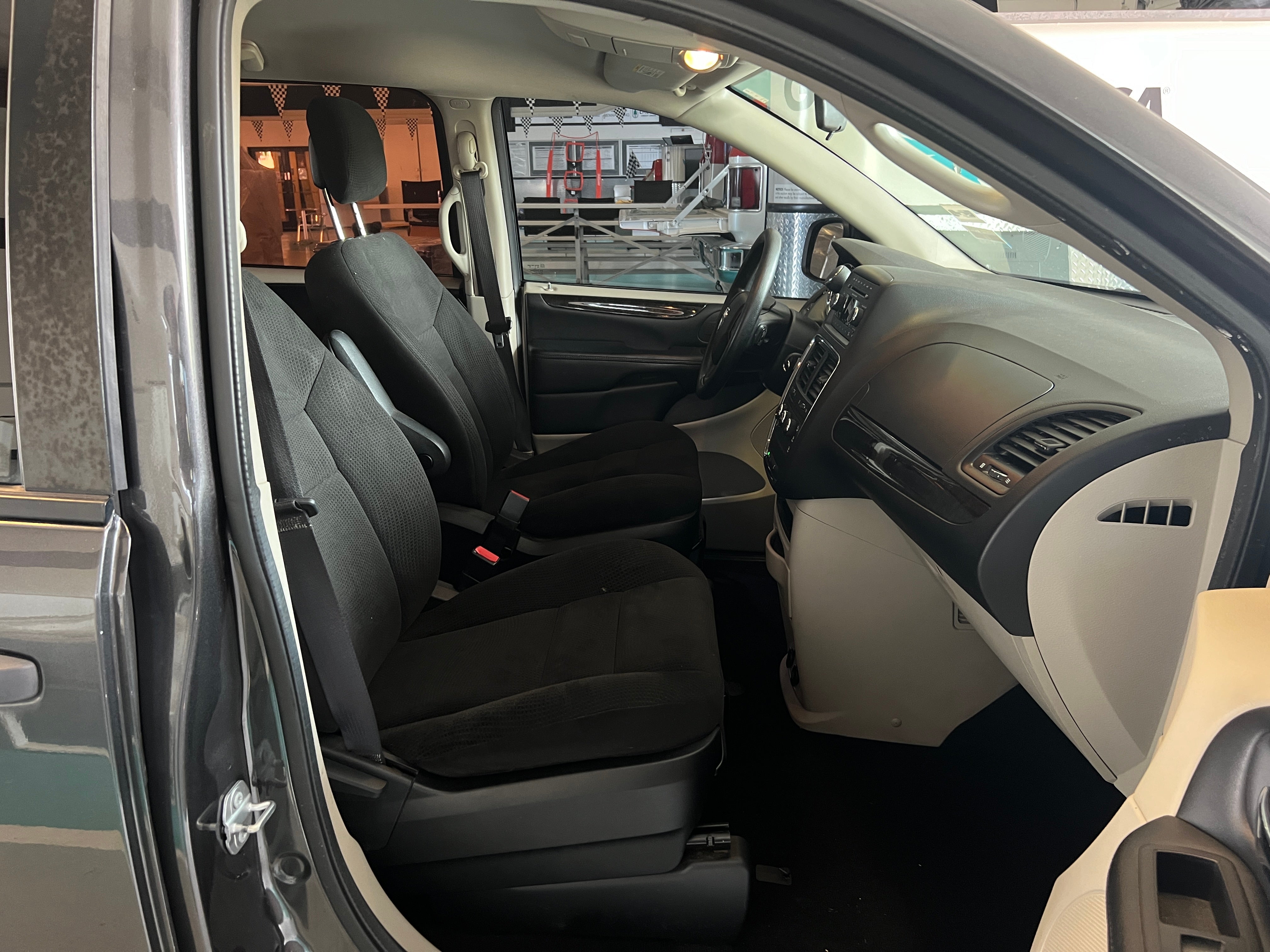 2016 Dodge Grand Caravan SE 2