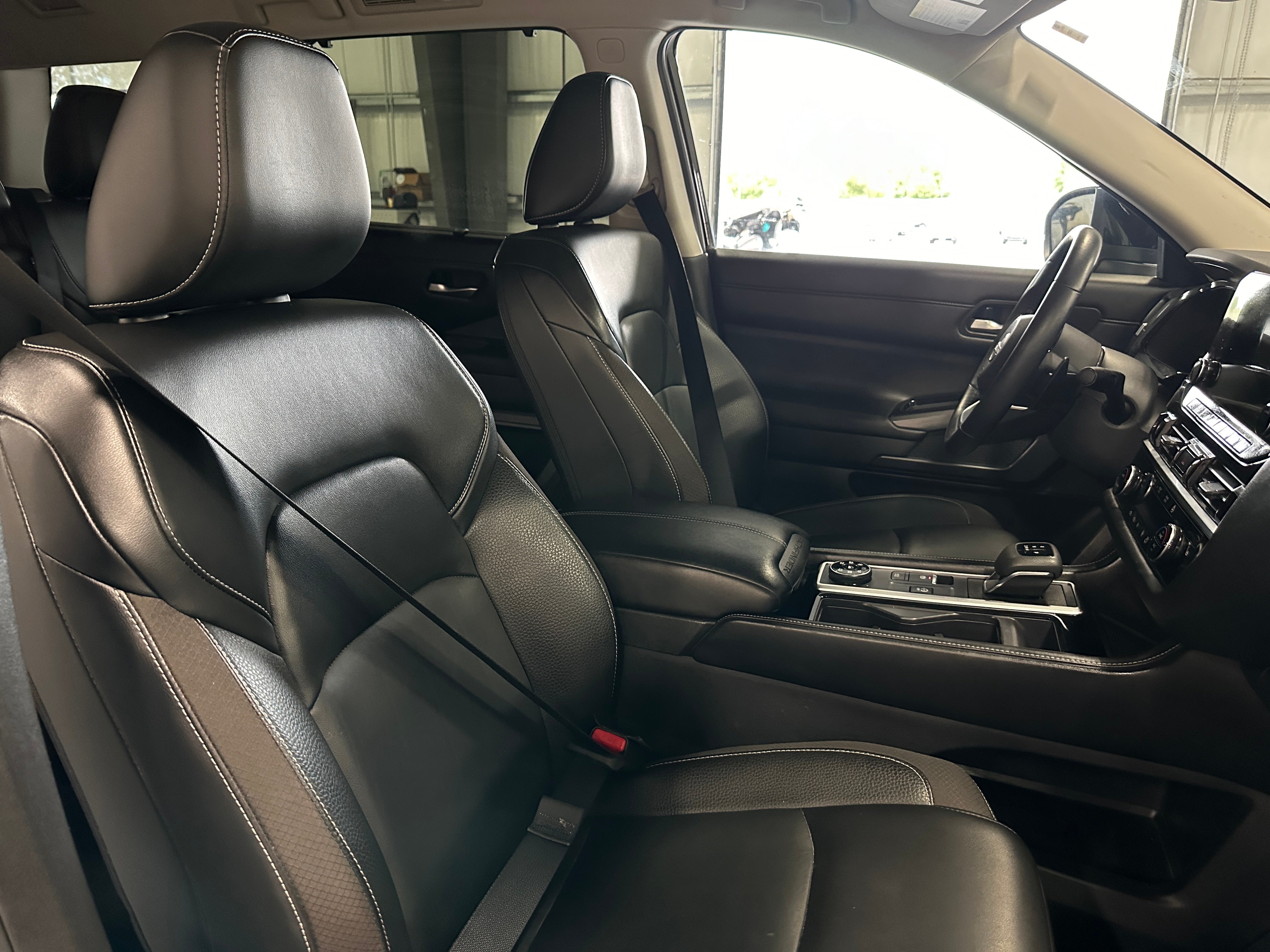 2023 Nissan Pathfinder SL 2