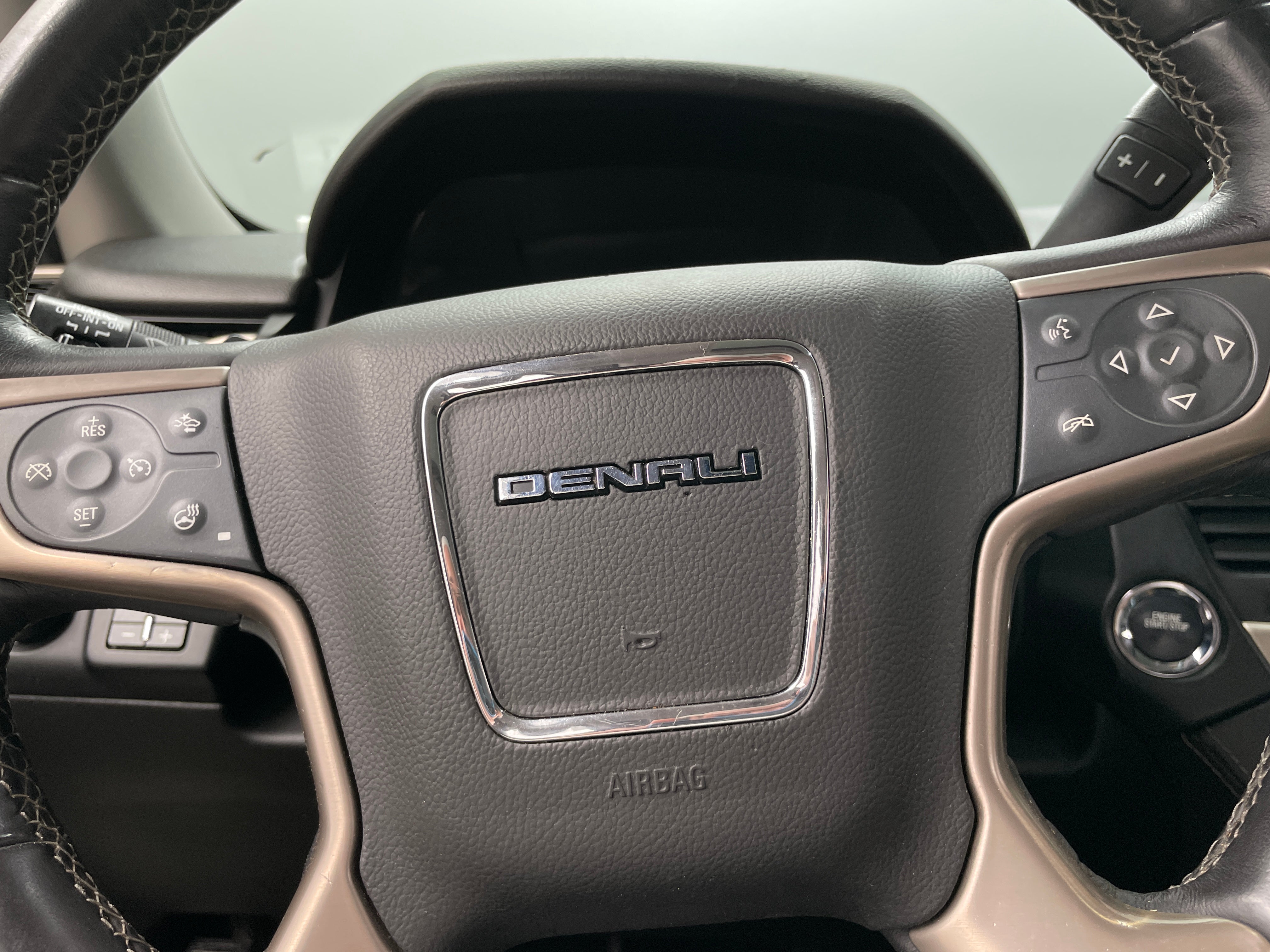 2017 GMC Yukon XL Denali 4