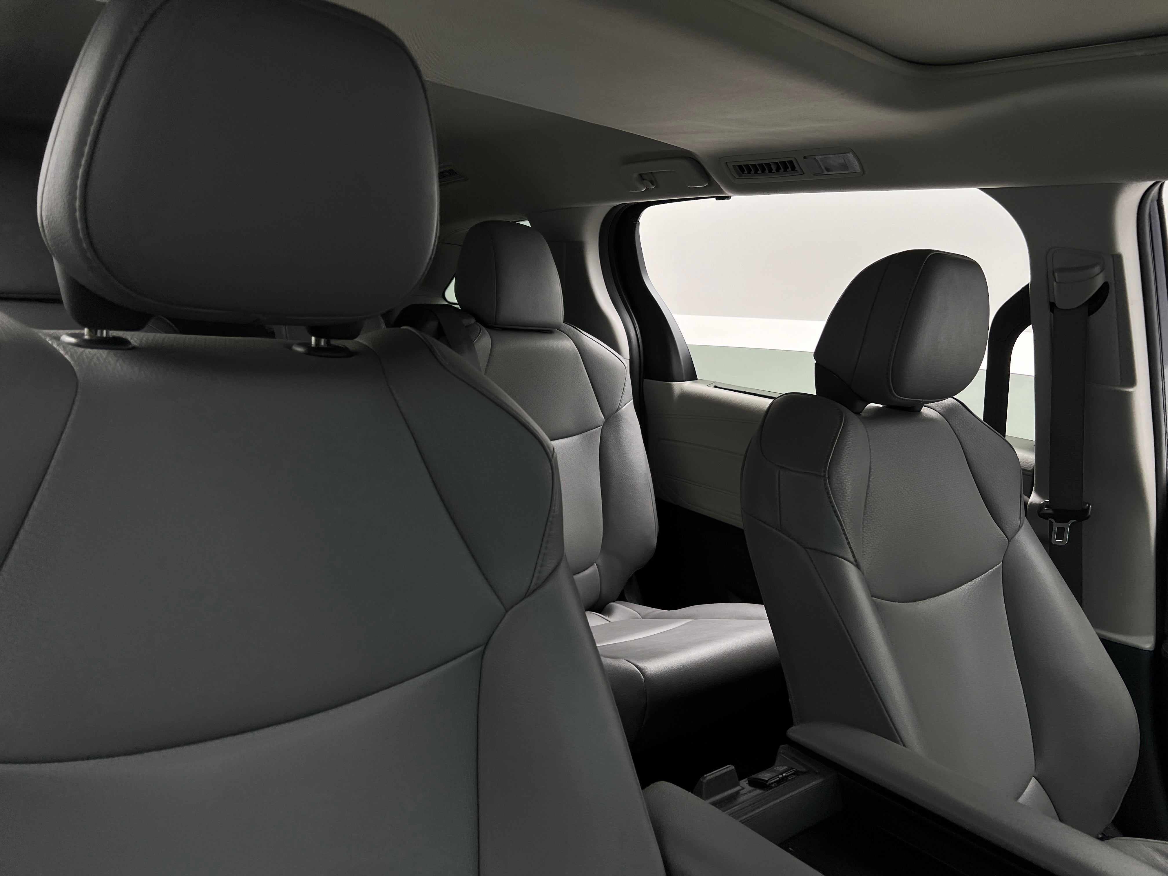 2022 Toyota Sienna XLE 2