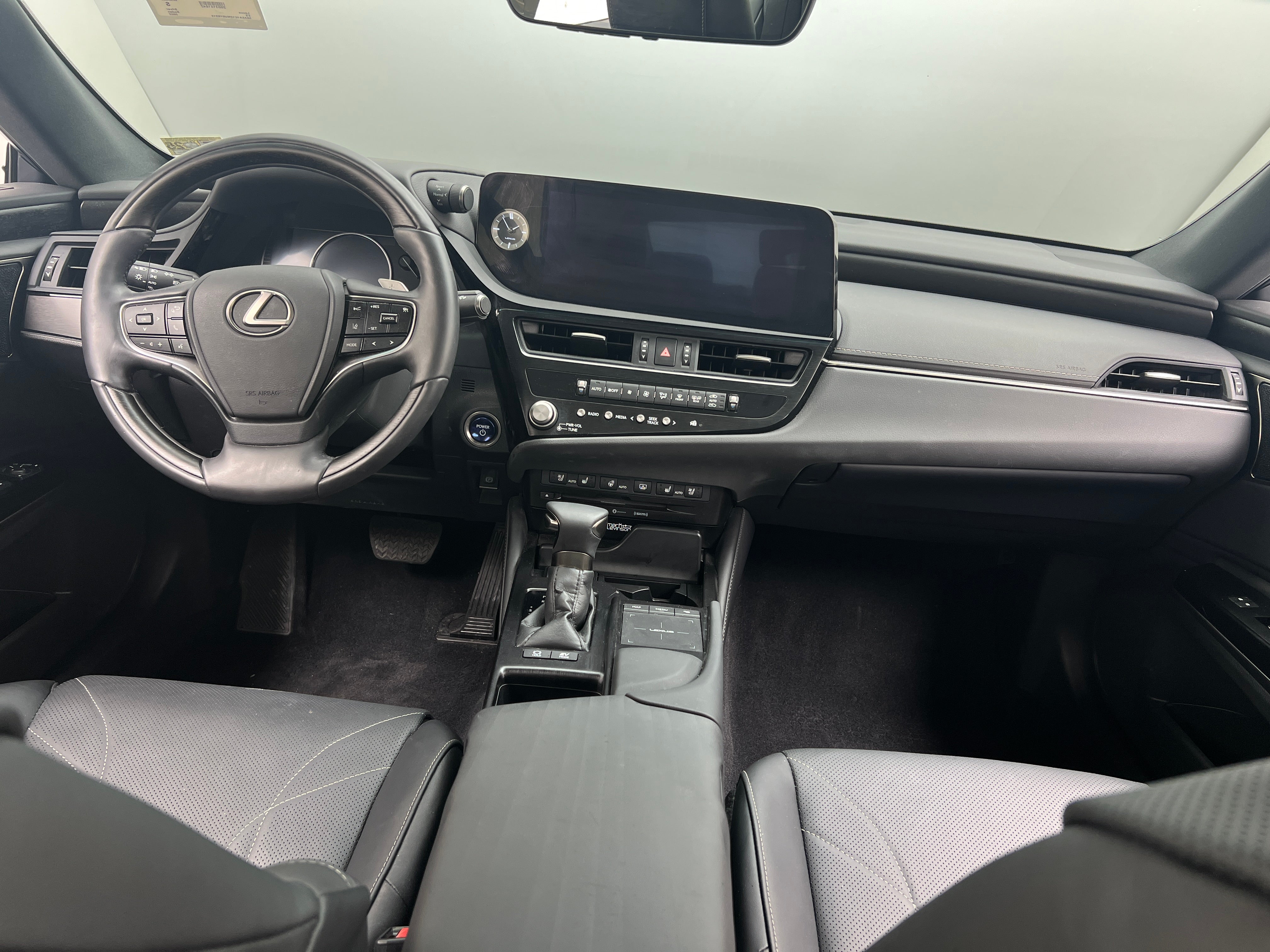 2022 Lexus ES Hybrid 300h Luxury 2