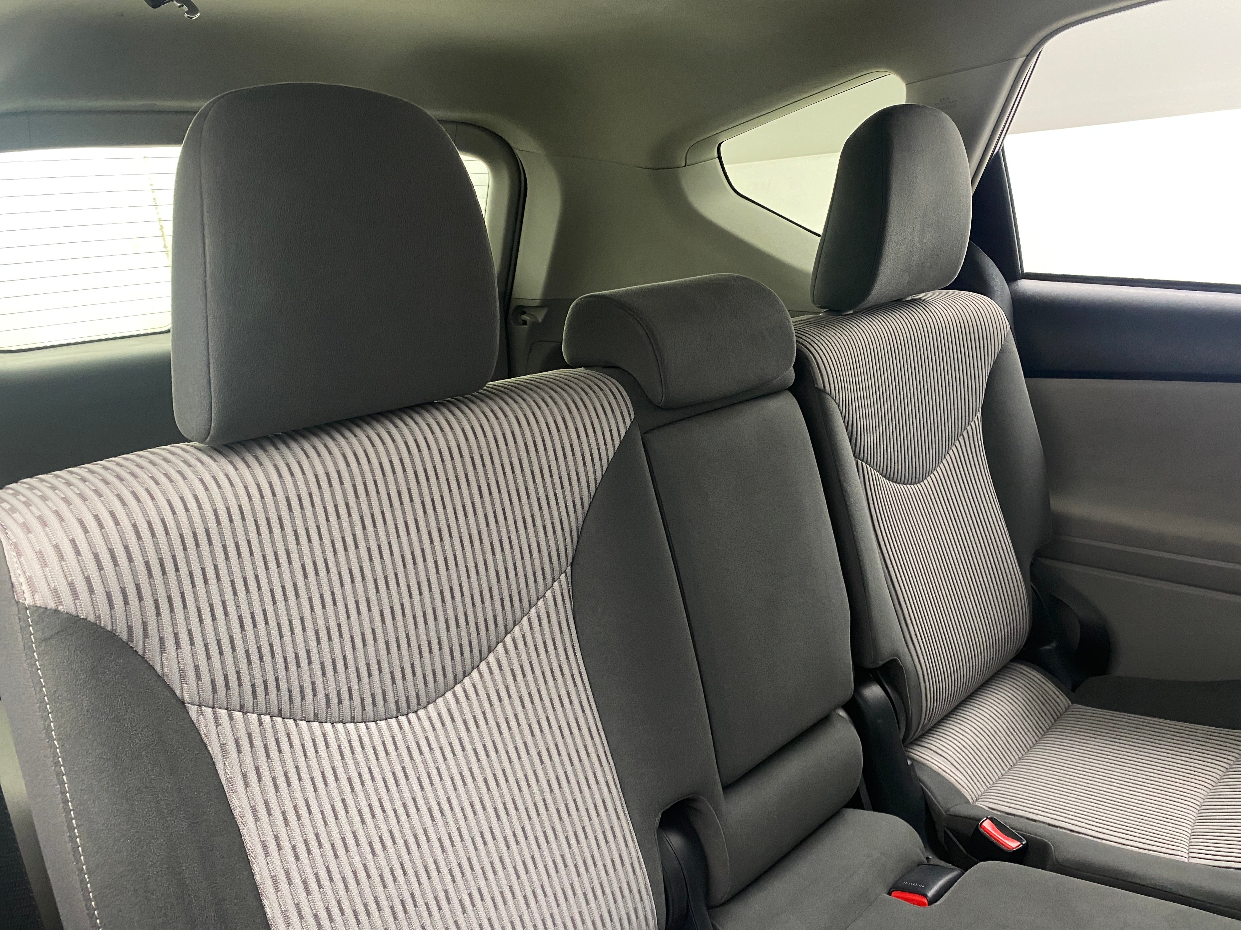 2016 Toyota Prius v Three 6