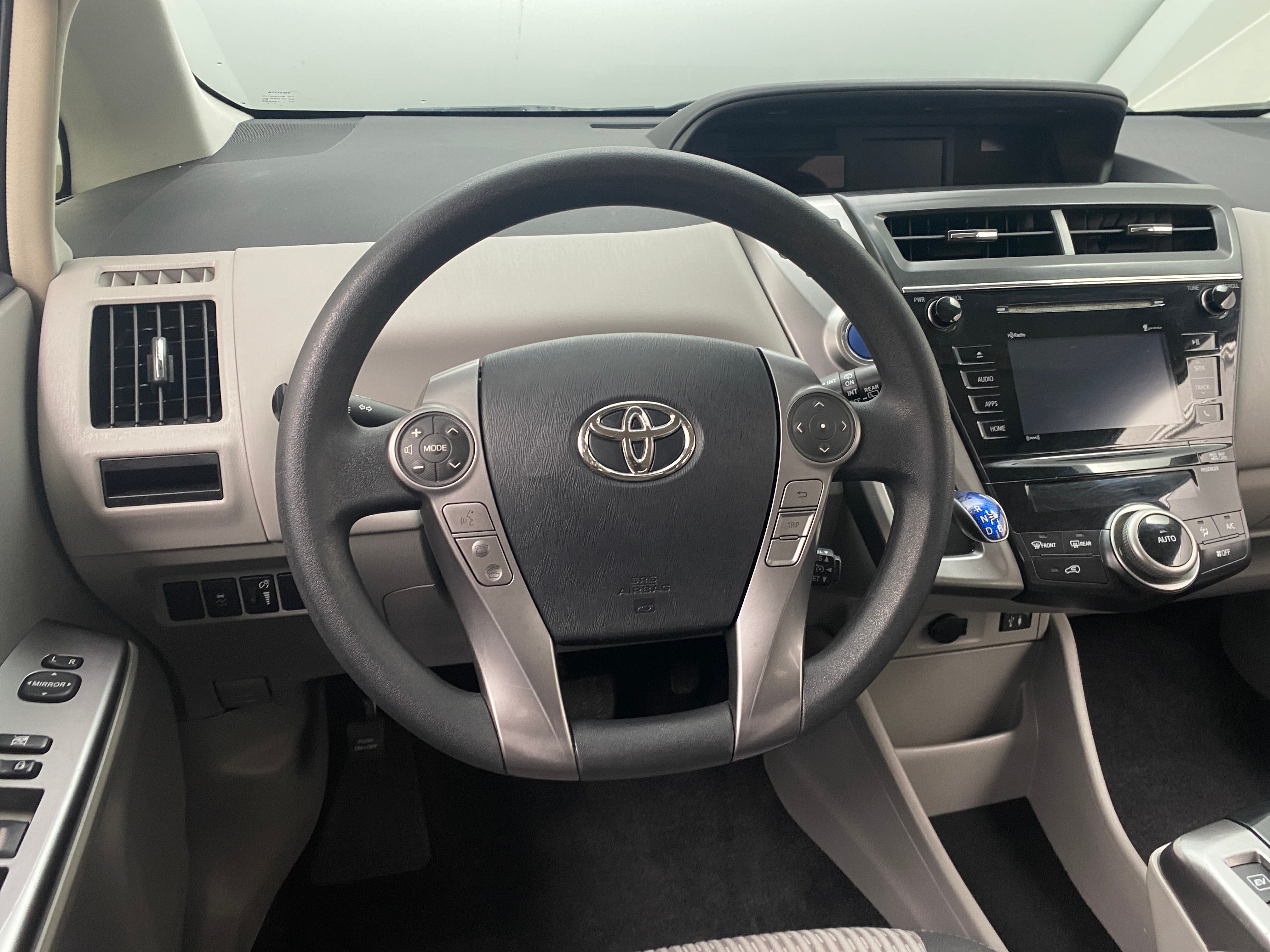 2016 Toyota Prius v Three 5