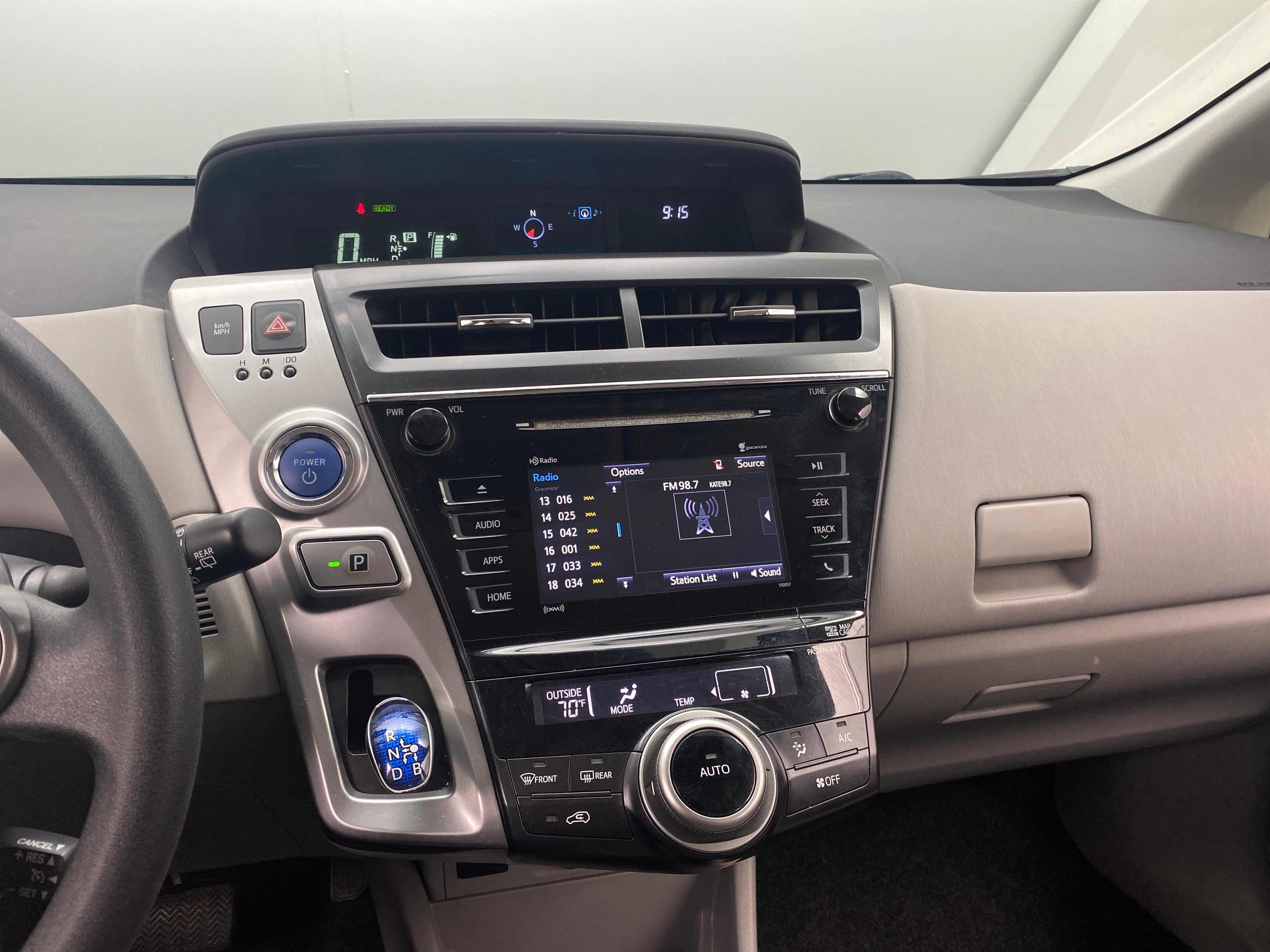 2016 Toyota Prius v Three 4