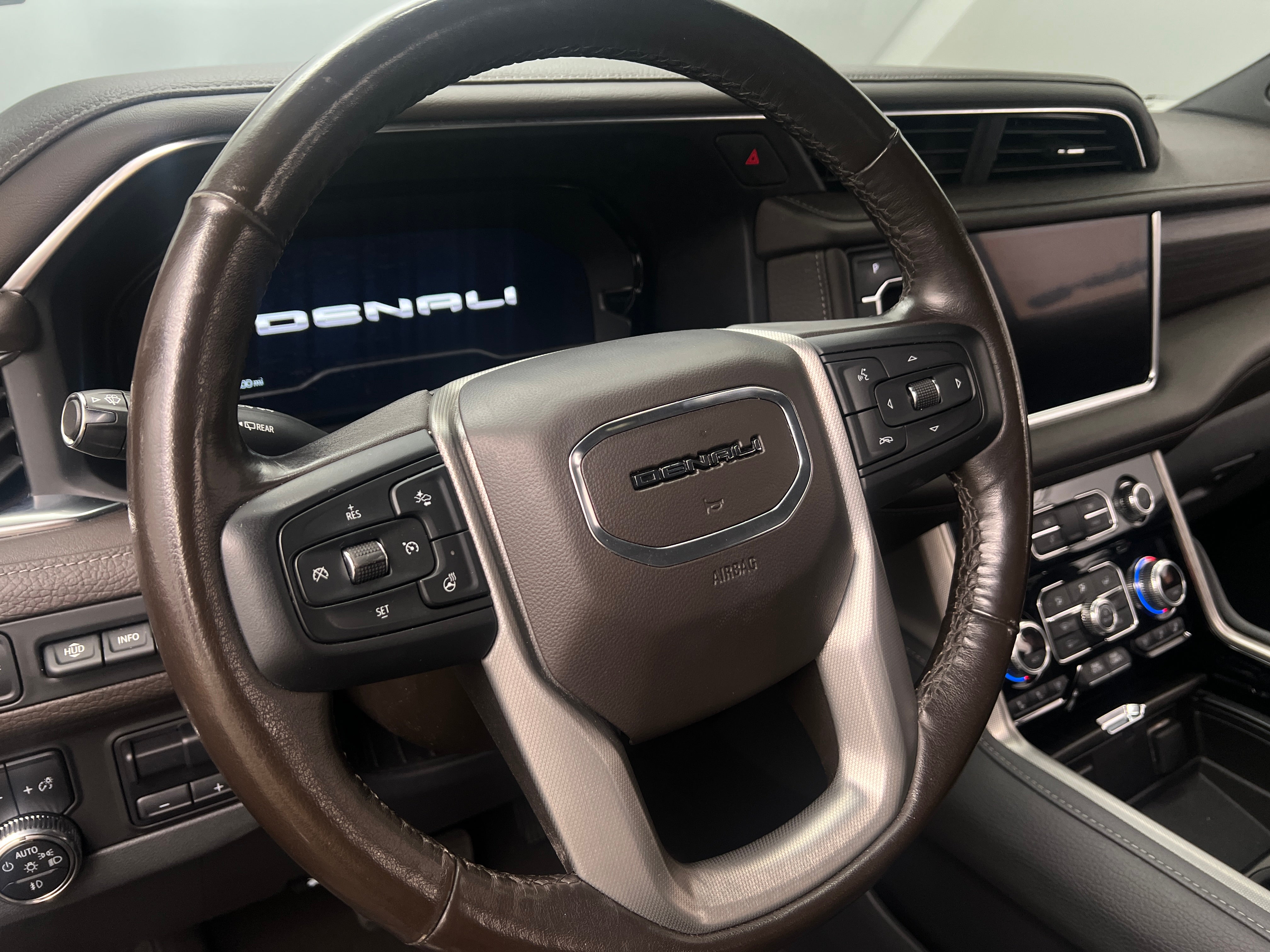 2022 GMC Yukon XL Denali 4