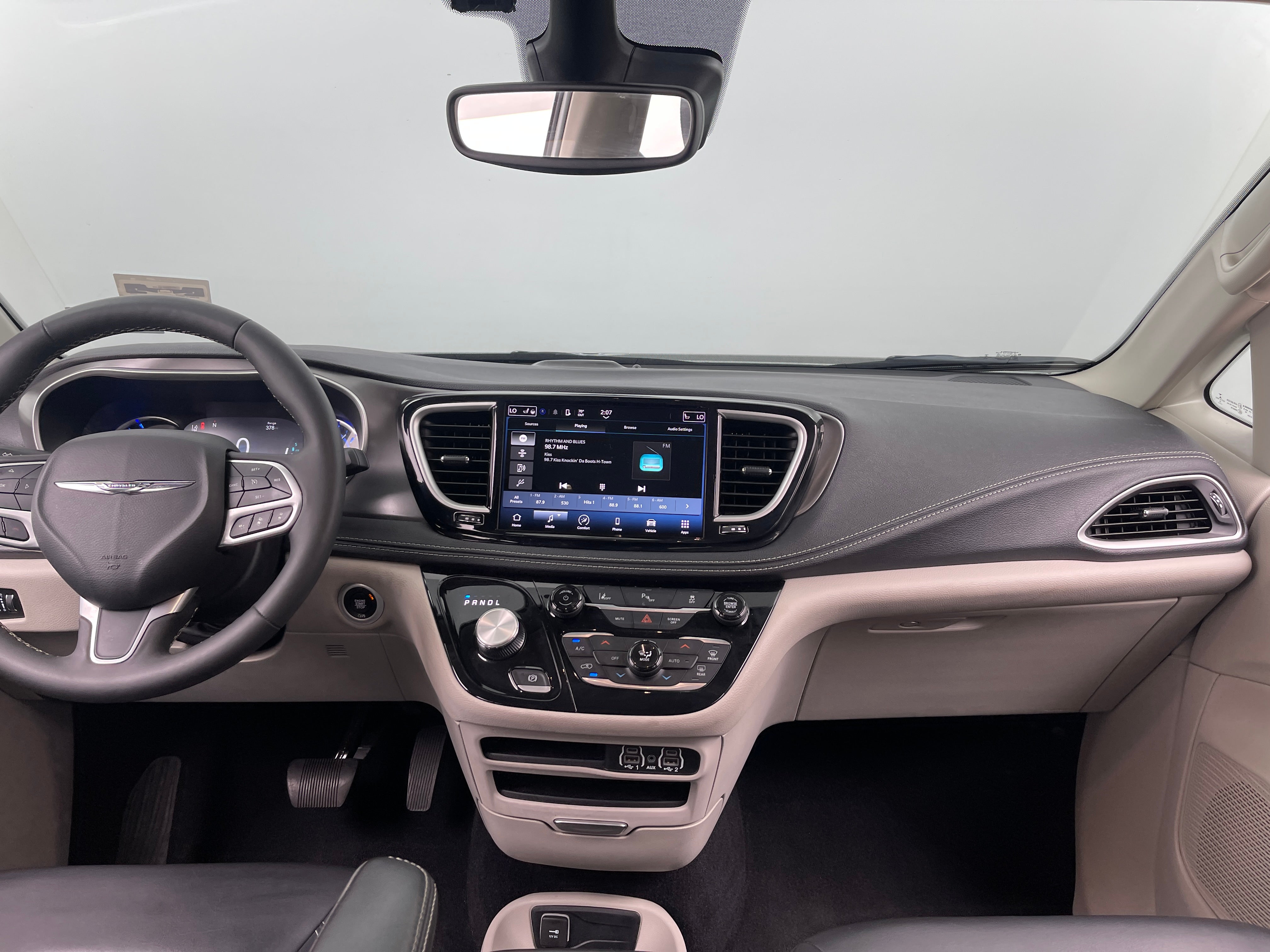 2023 Chrysler Pacifica Hybrid Touring L 3