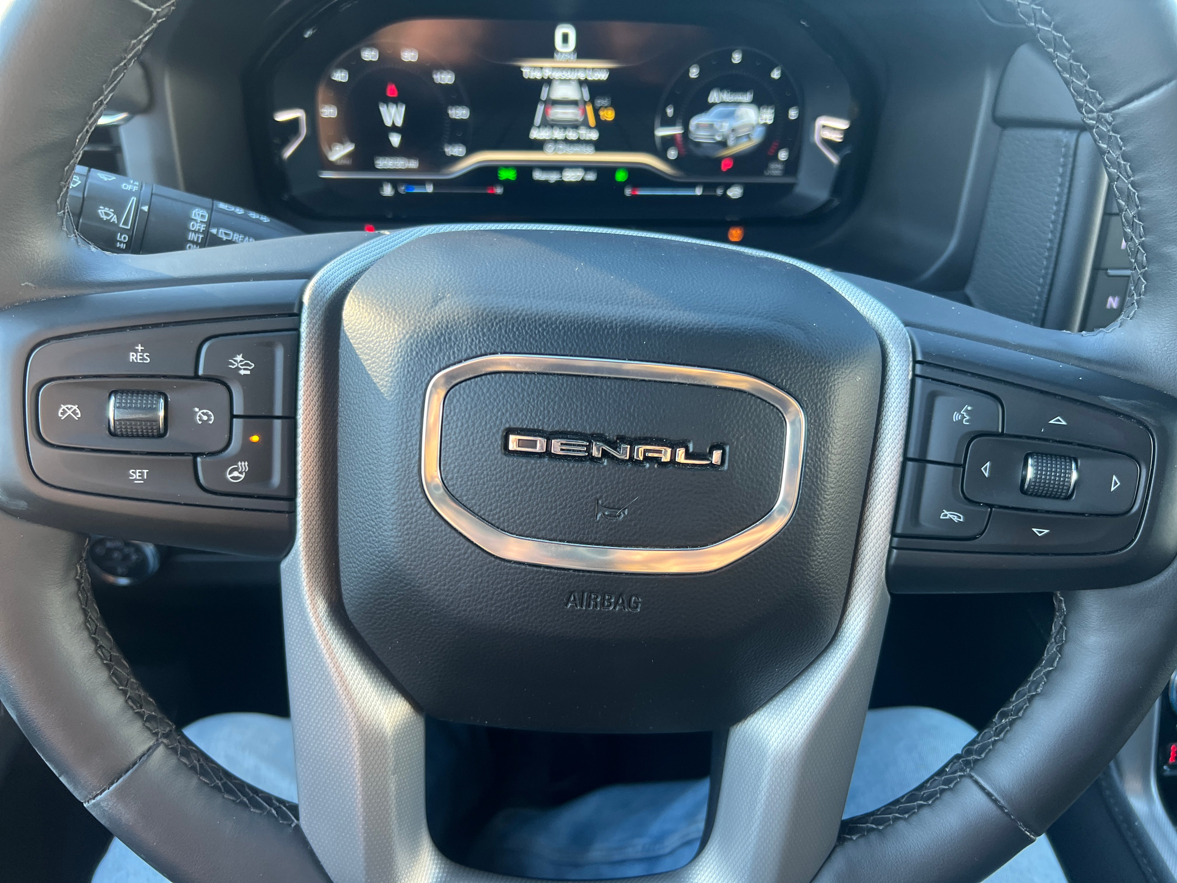 2023 GMC Yukon Denali 5