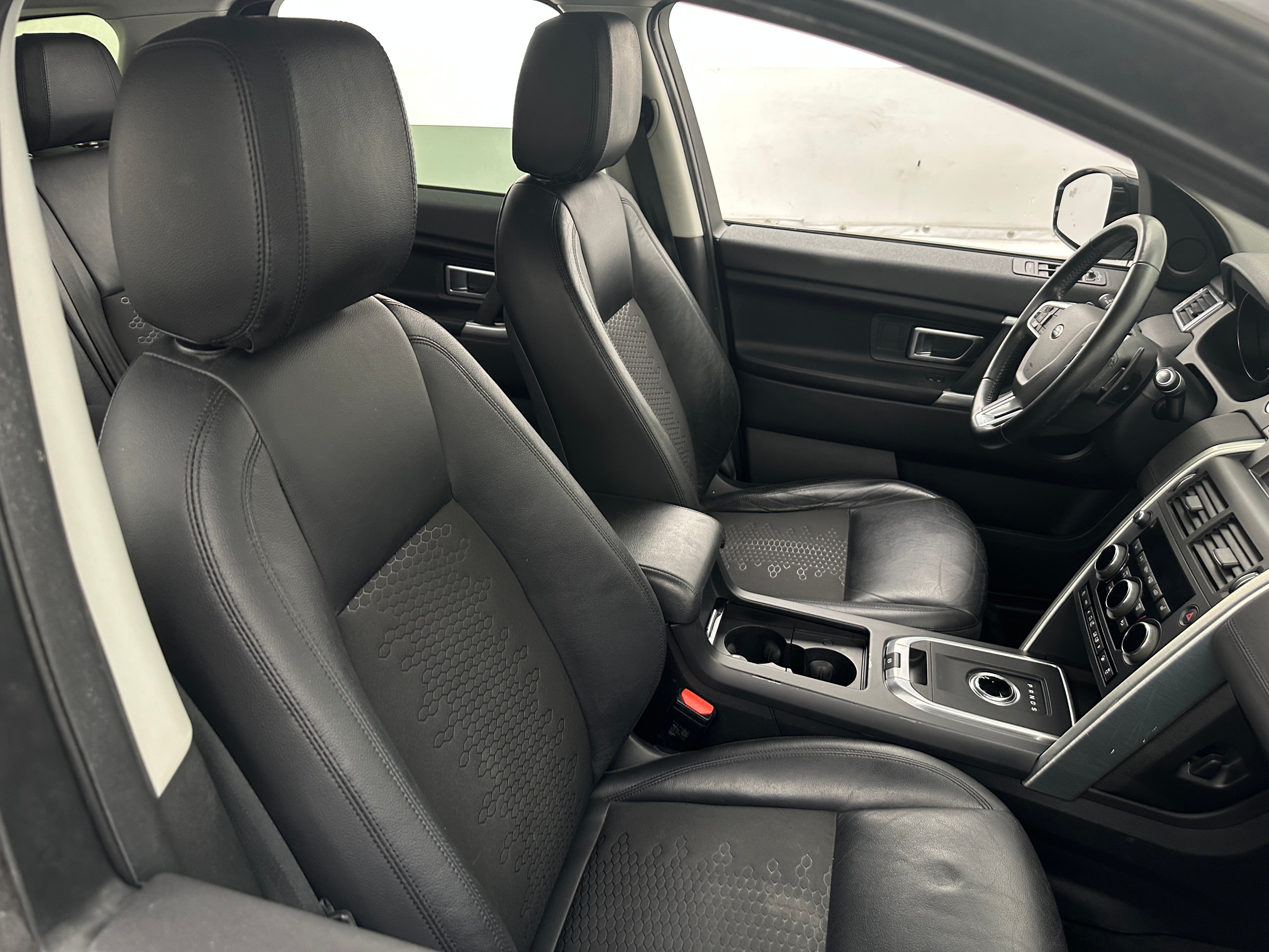 Thumbnail: 2018 Land Rover Discovery Sport - 2
