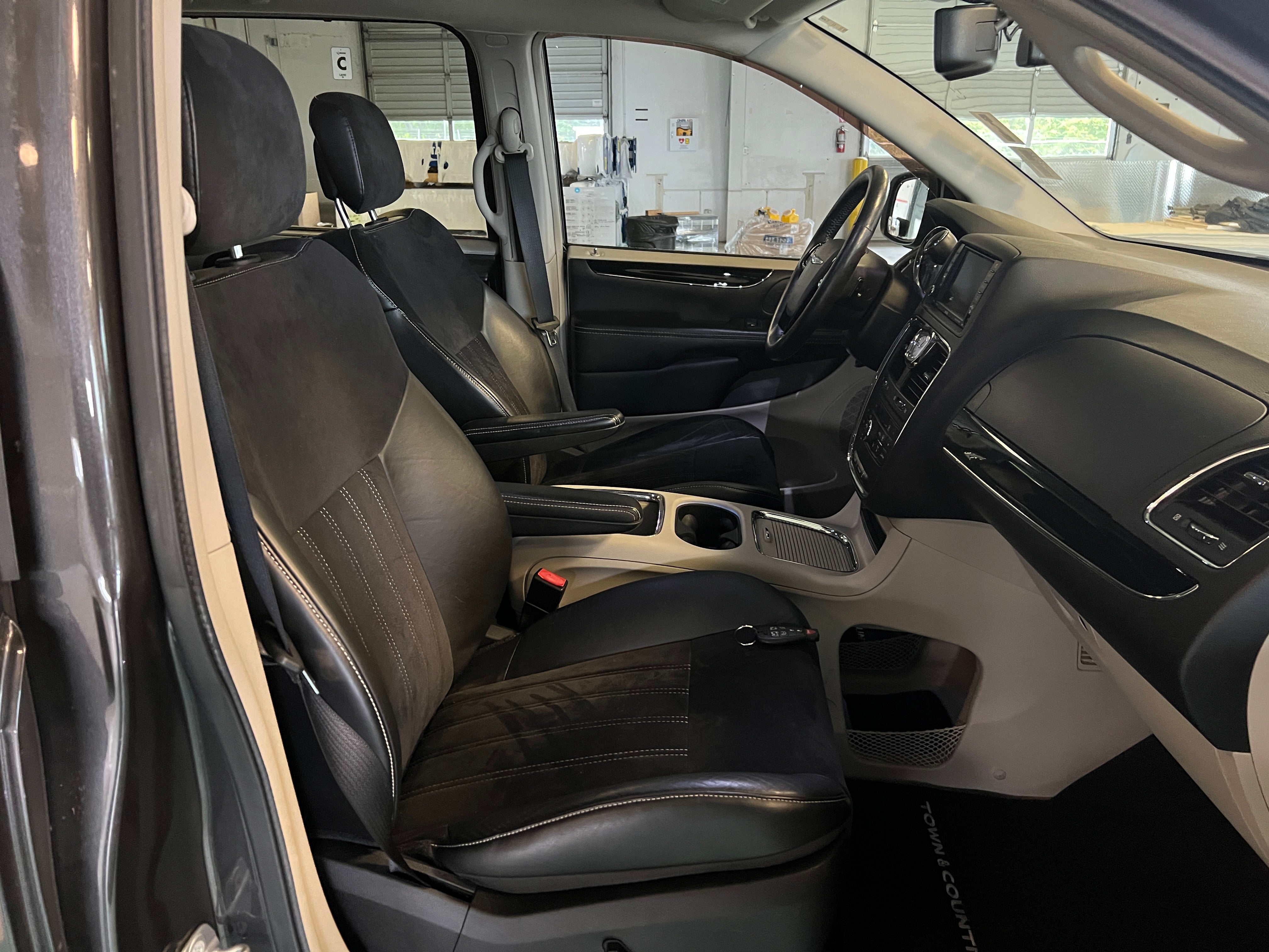 2014 Chrysler Town & Country Touring 2