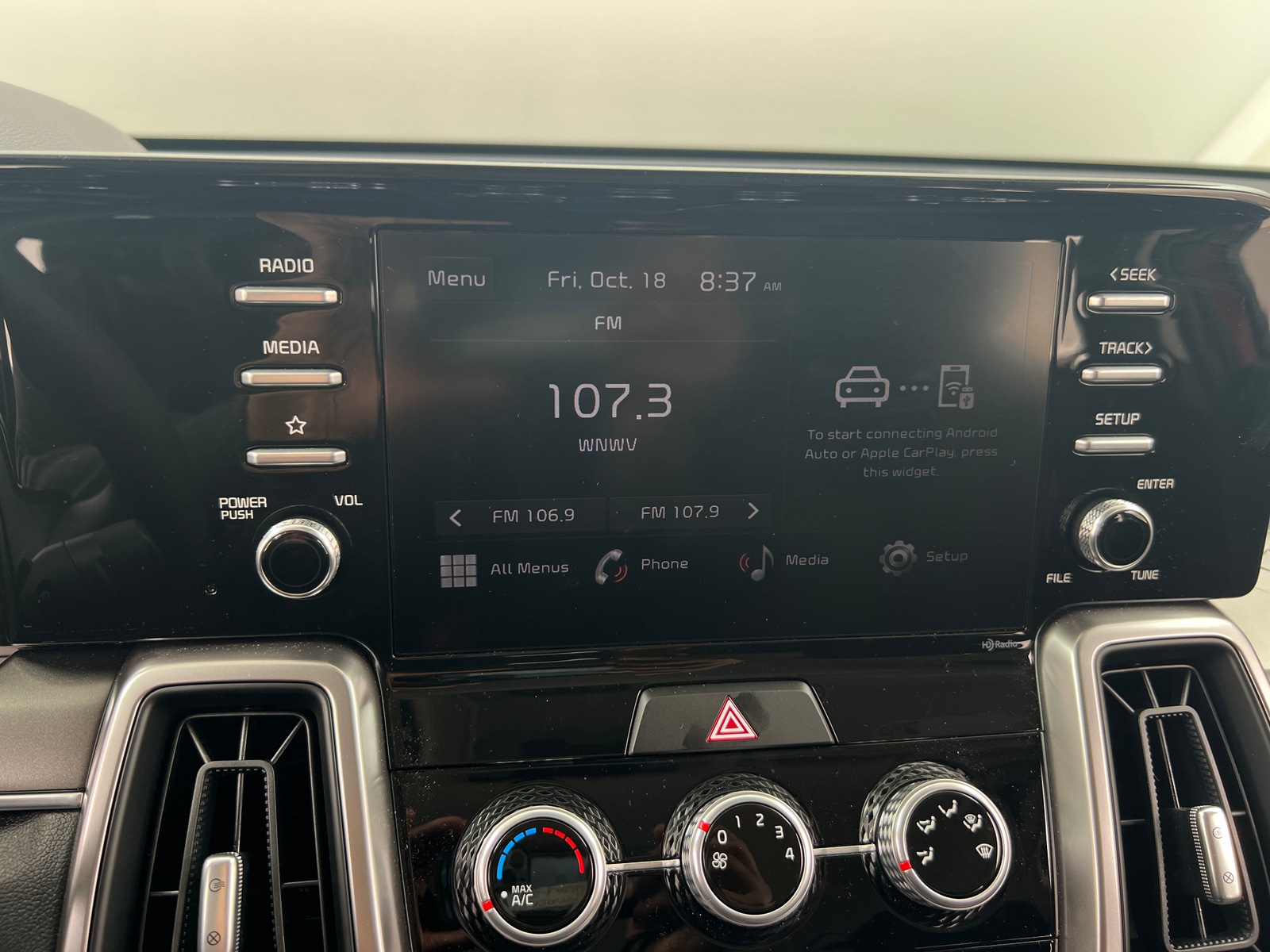 Thumbnail: 2023 Kia Sorento - 4