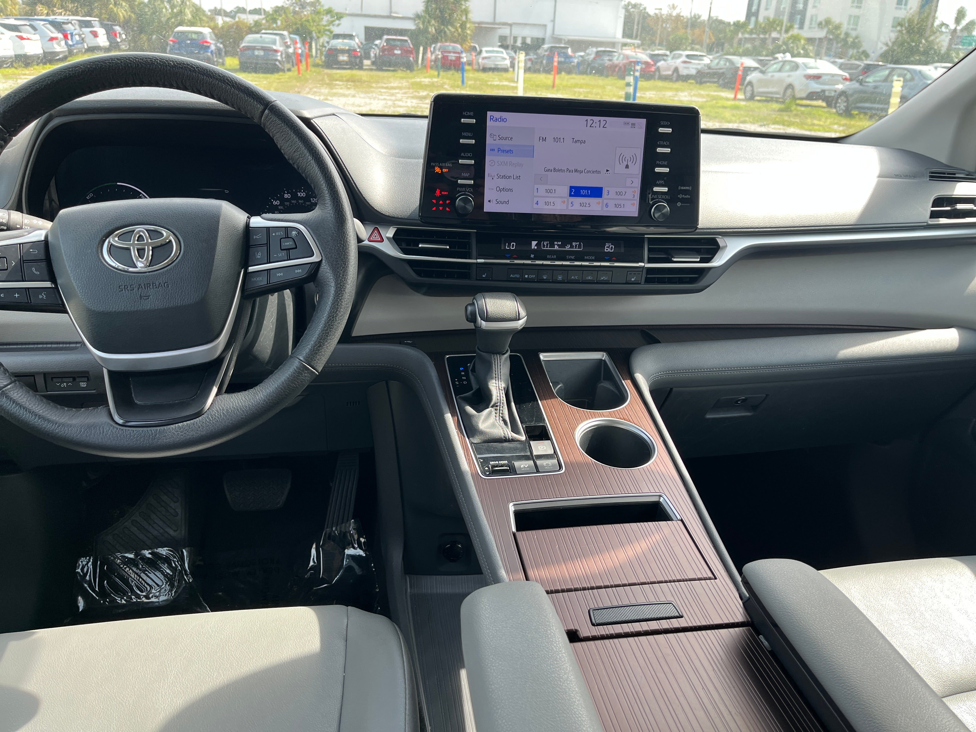 2023 Toyota Sienna XLE 3