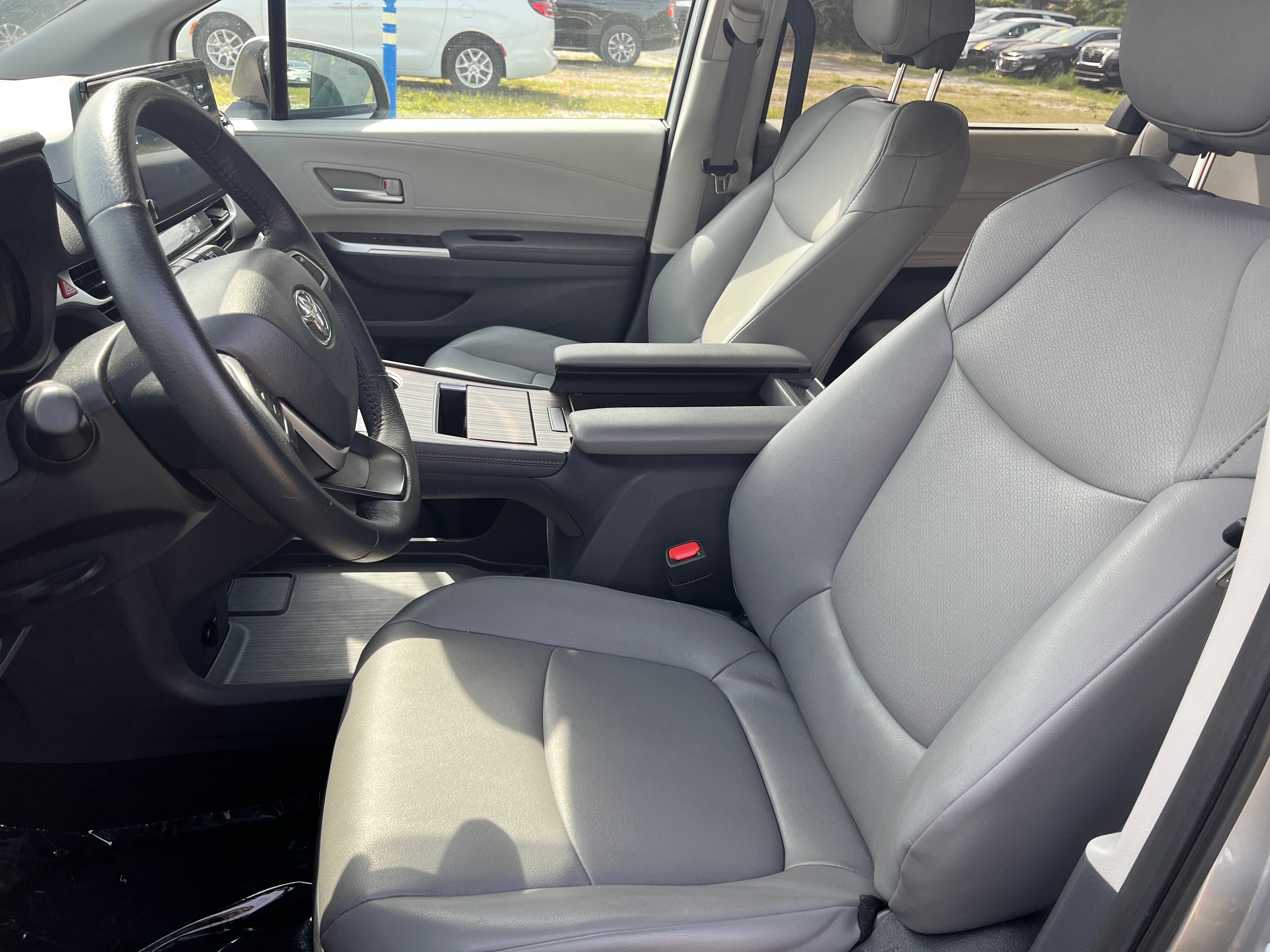 2023 Toyota Sienna XLE 2