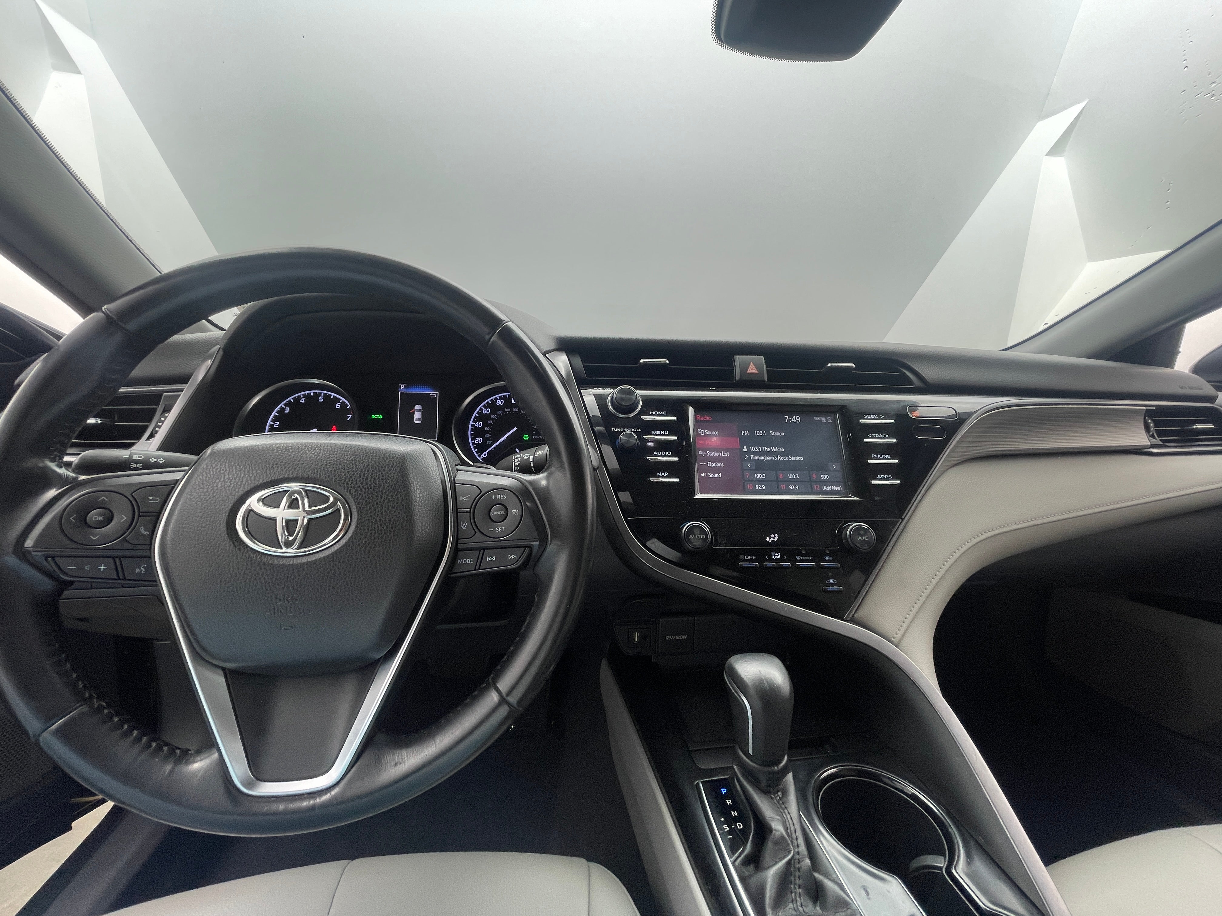 2019 Toyota Camry SE 2