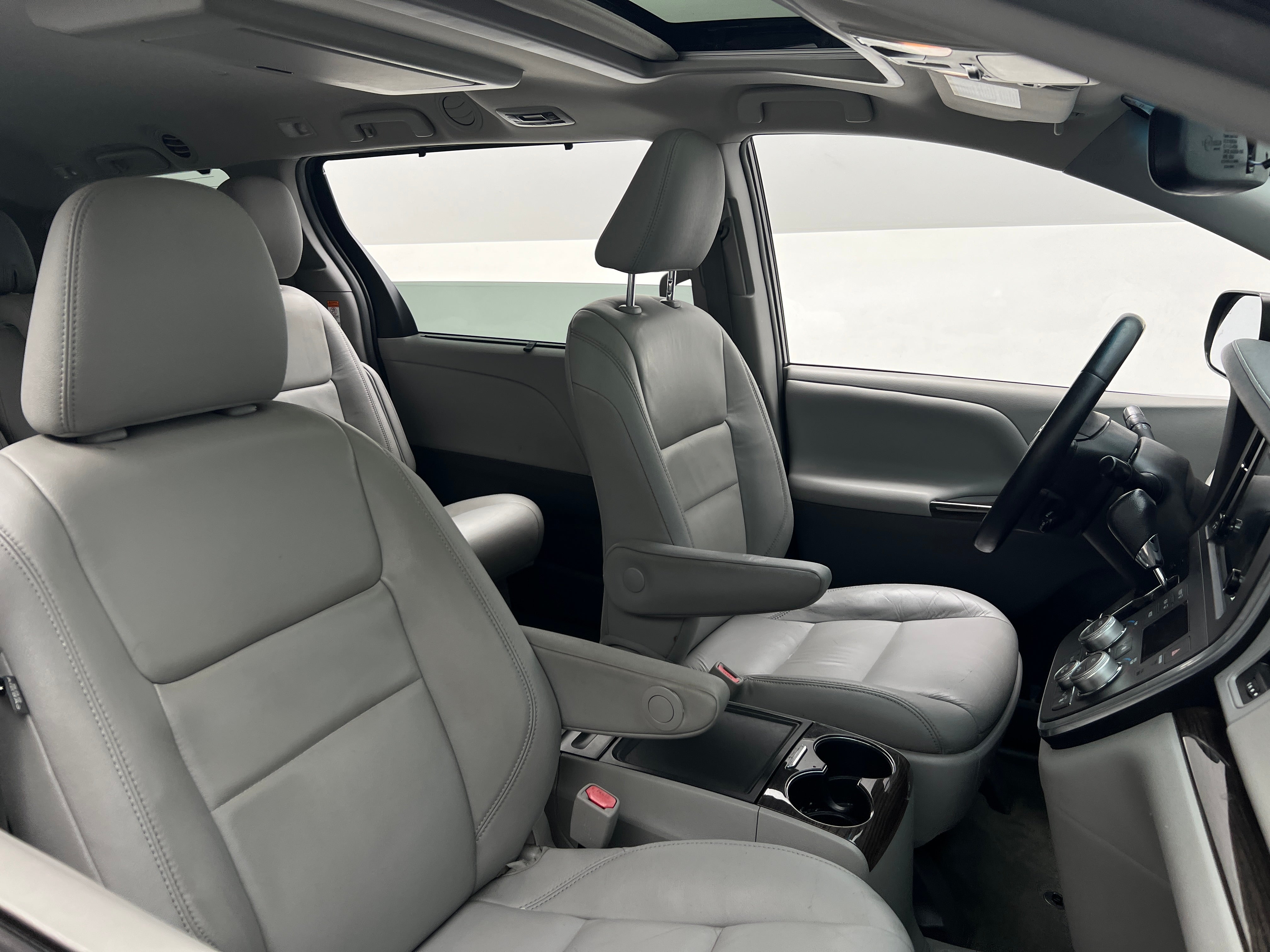 2016 Toyota Sienna XLE Premium 2