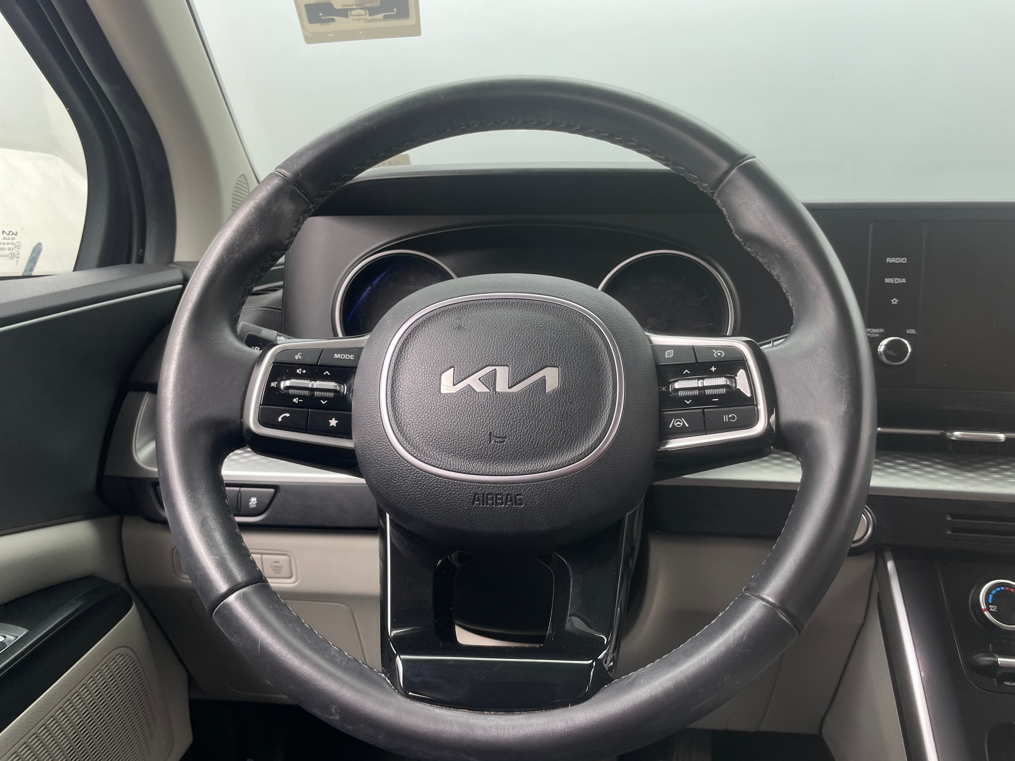 2023 Kia Carnival LX 4