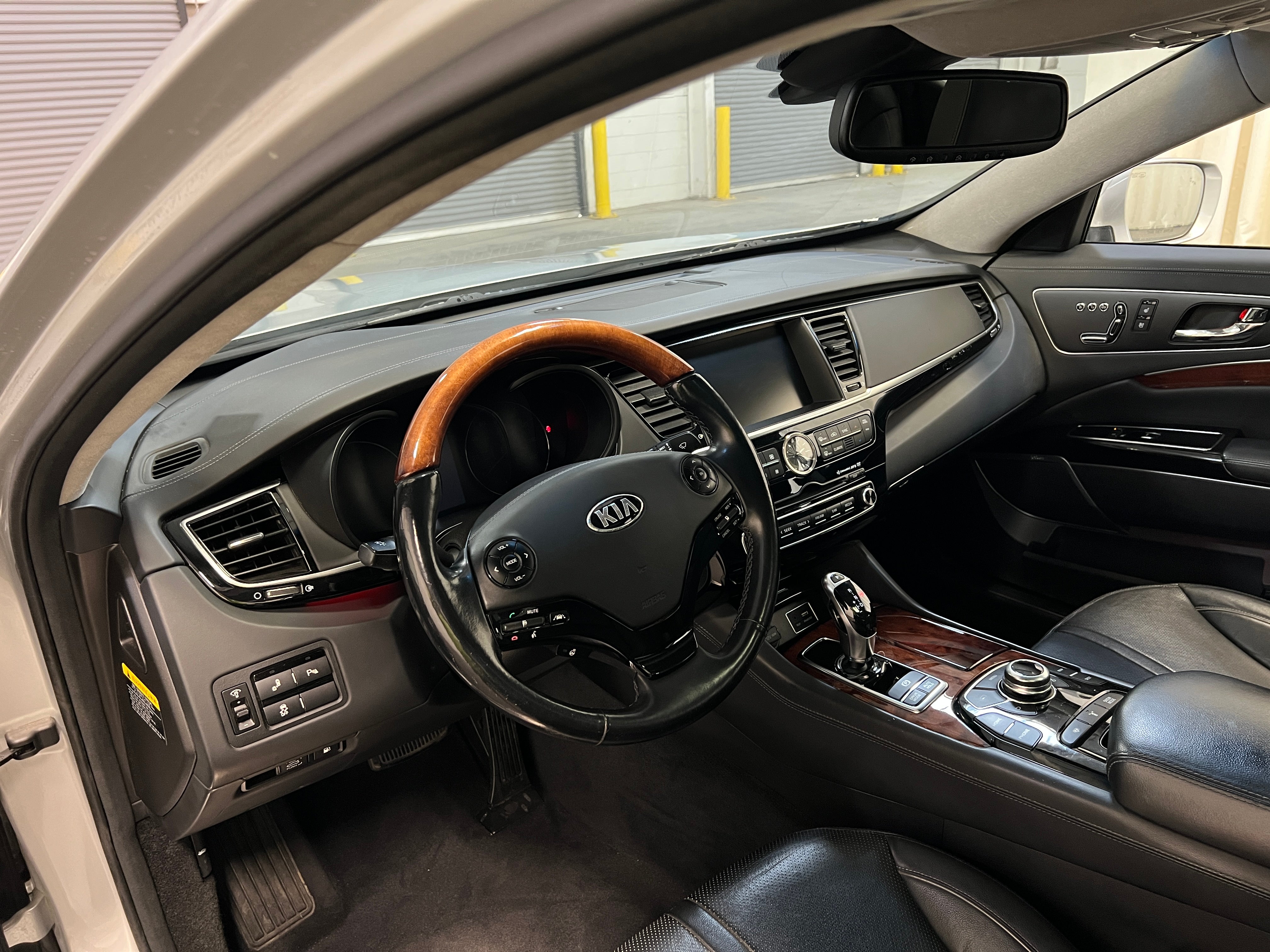 2015 Kia K900 Luxury 2