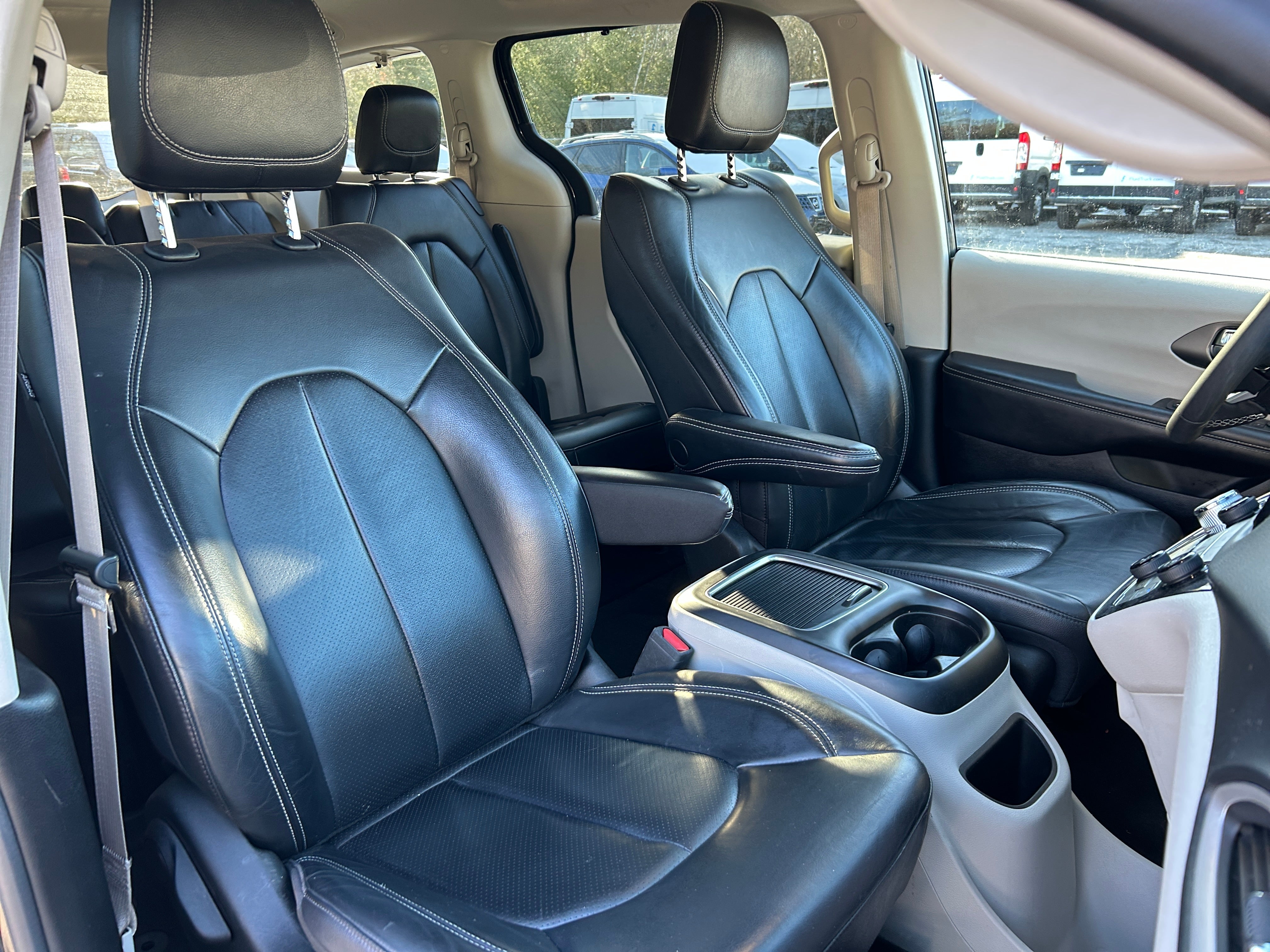 2022 Chrysler Pacifica Touring L 2