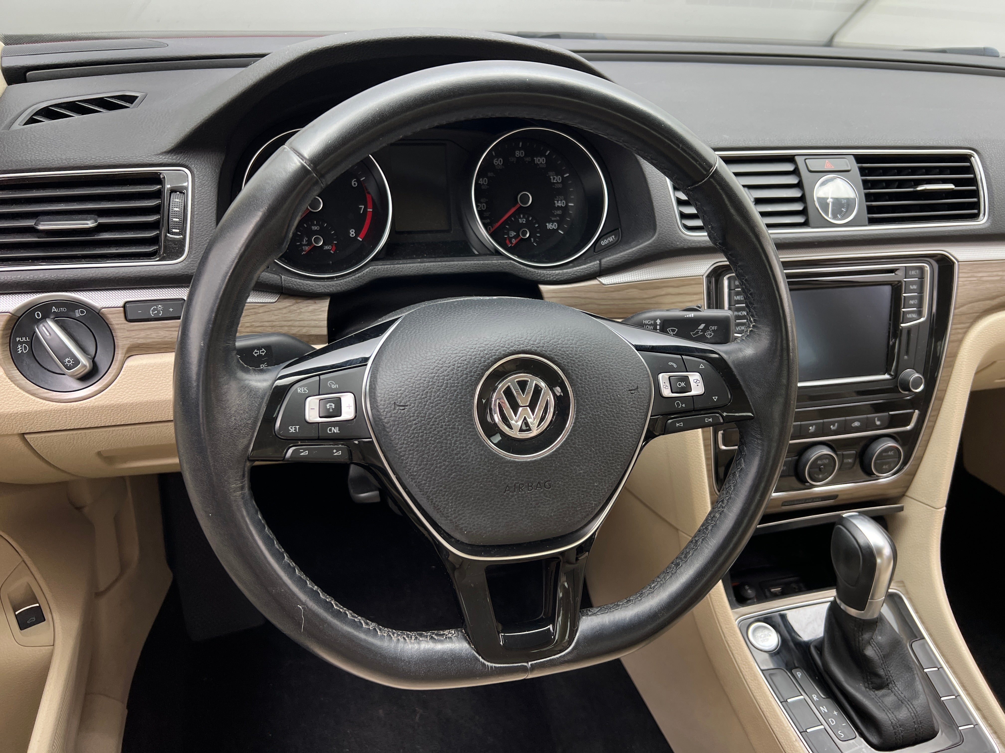 2016 Volkswagen Passat SE 5