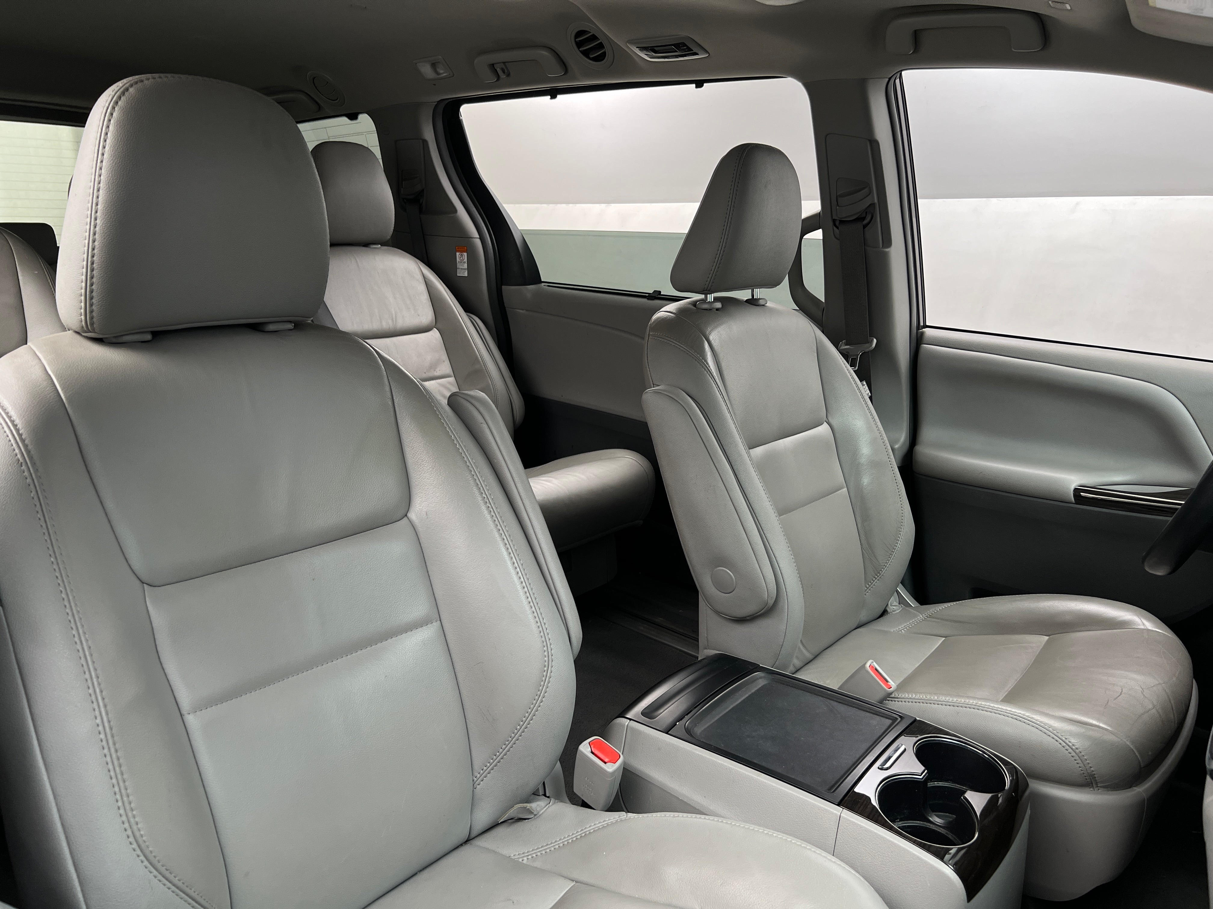 2019 Toyota Sienna XLE 2